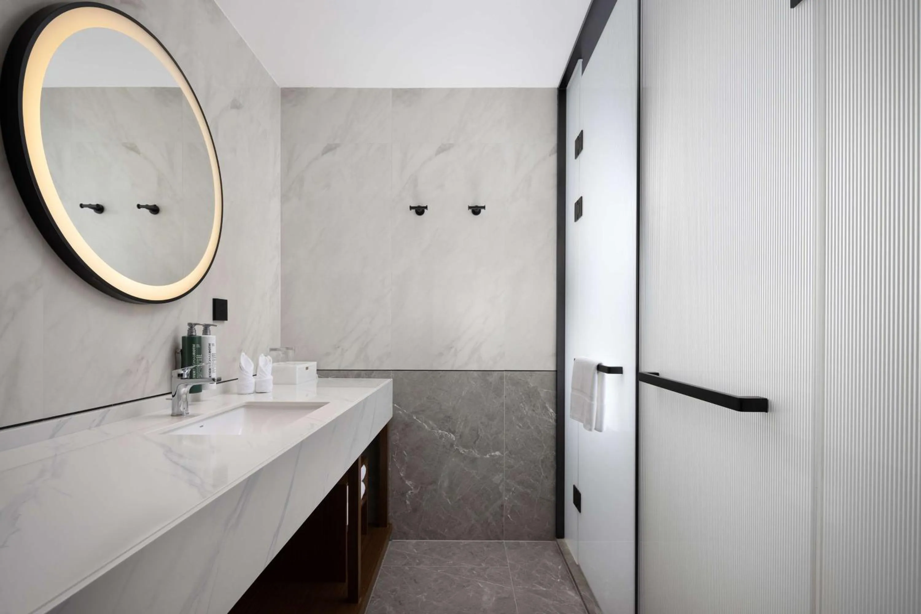 Bathroom in Hilton Garden Inn Shanwei Haibin Boulevard