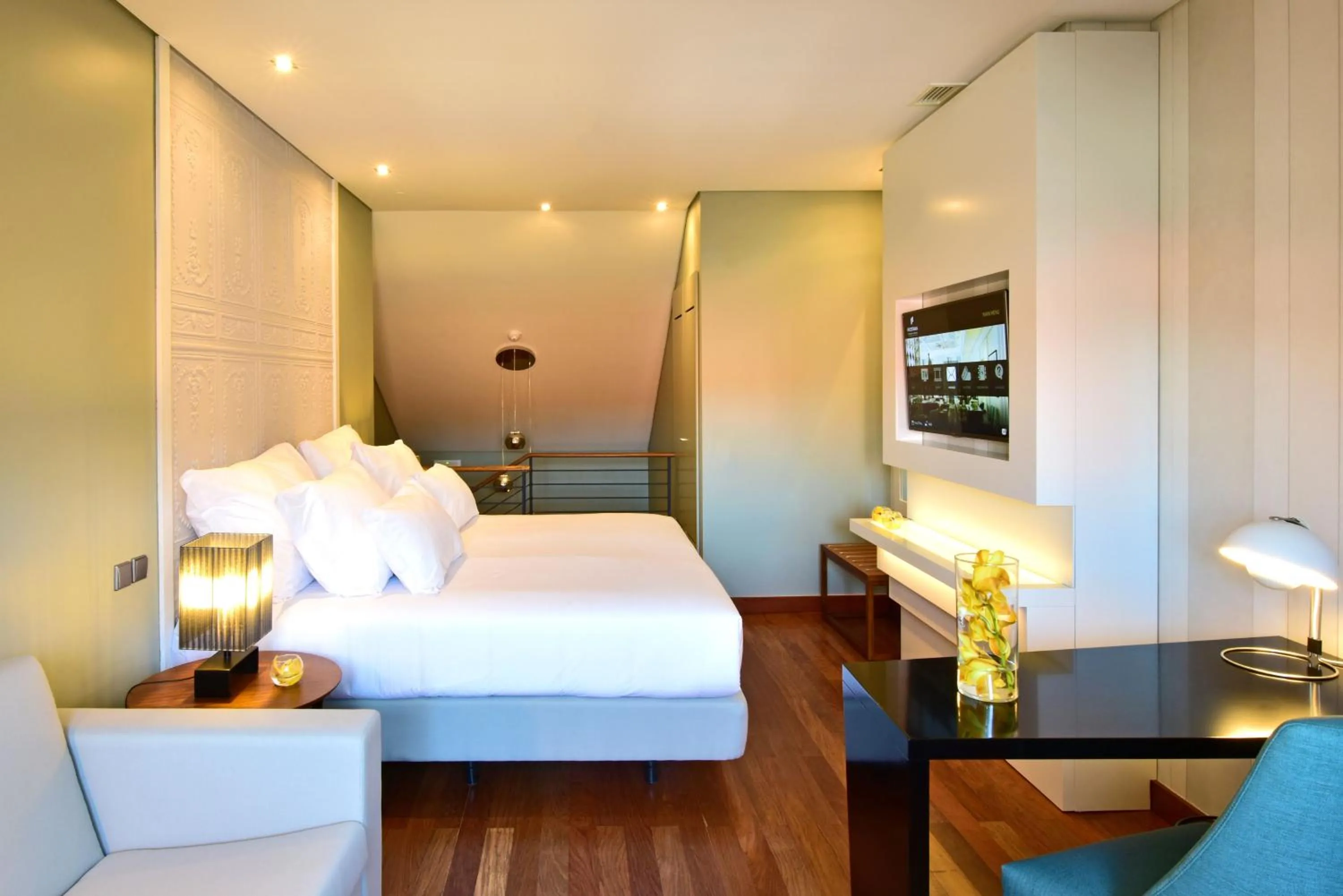 Photo of the whole room, Bed in Pousada de Lisboa - Small Luxury Hotels Of The World