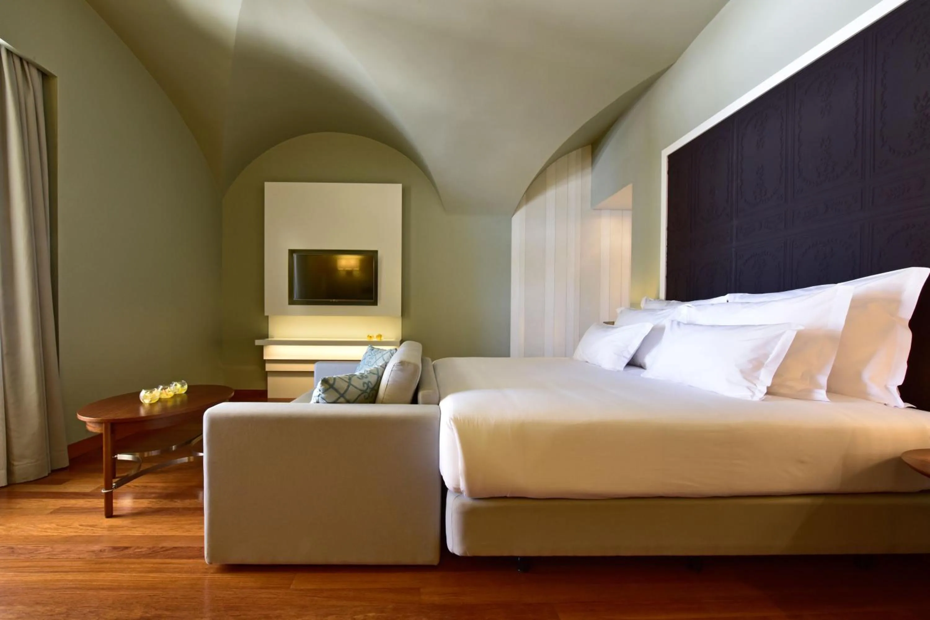 Photo of the whole room, Bed in Pousada de Lisboa - Small Luxury Hotels Of The World