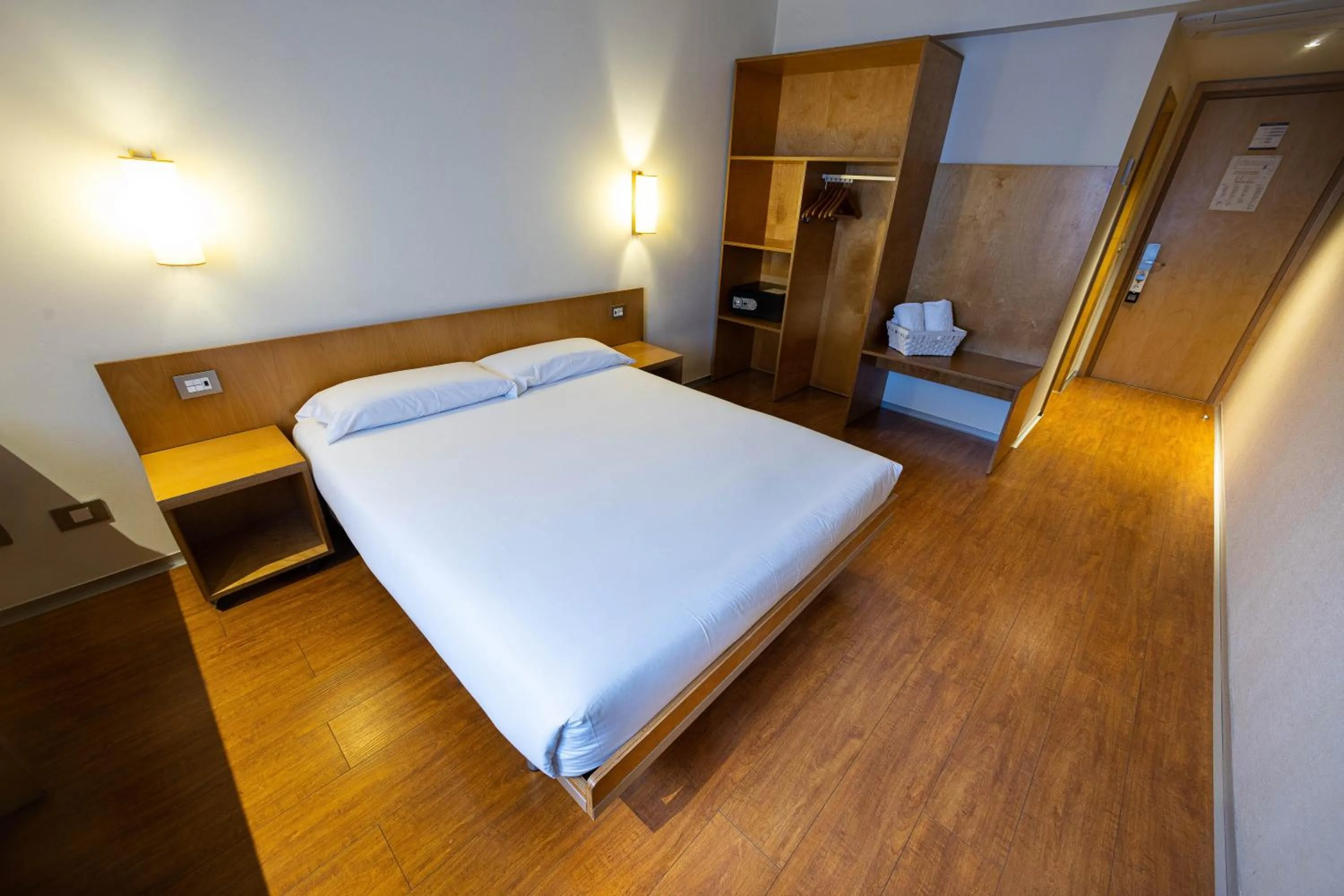 Photo of the whole room, Bed in ETH Irún