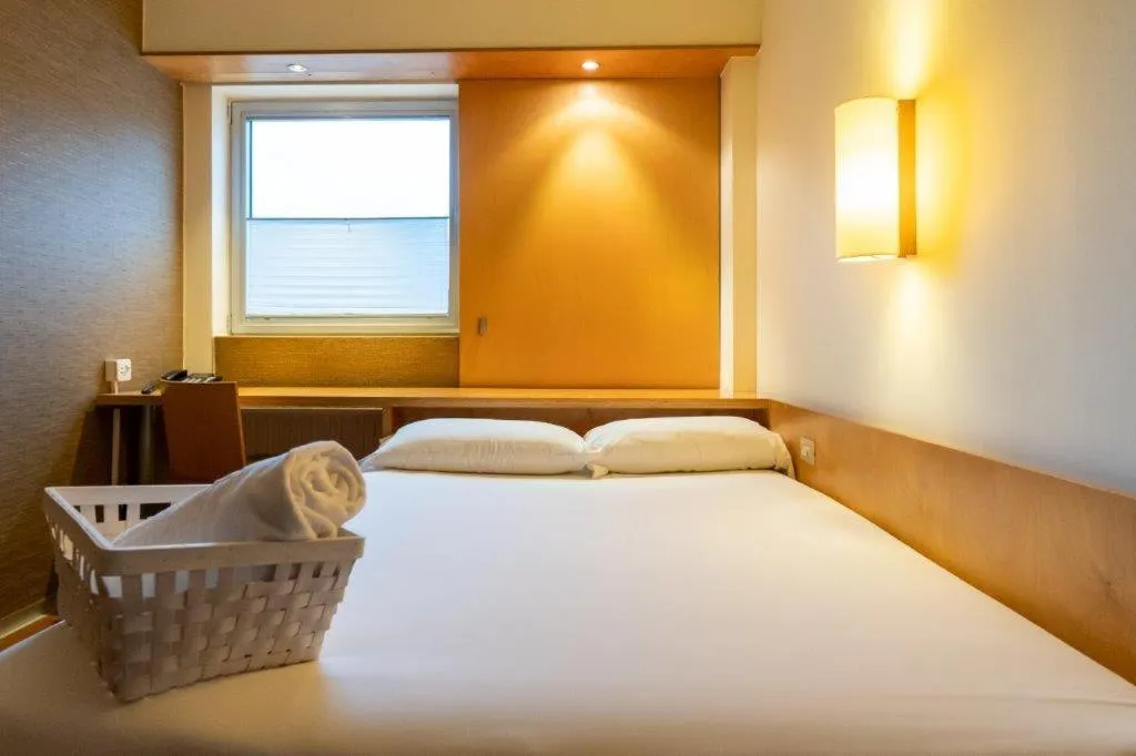 Photo of the whole room, Bed in ETH Irún