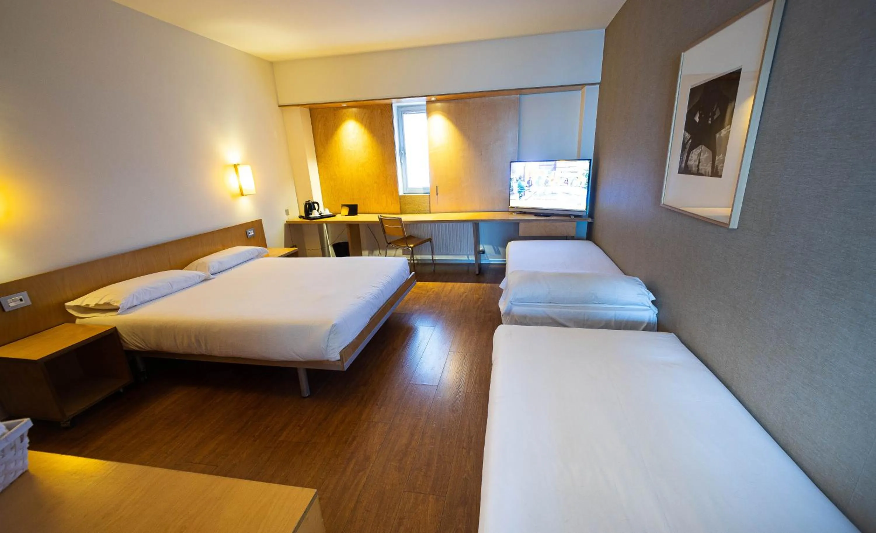 Photo of the whole room, Bed in ETH Irún