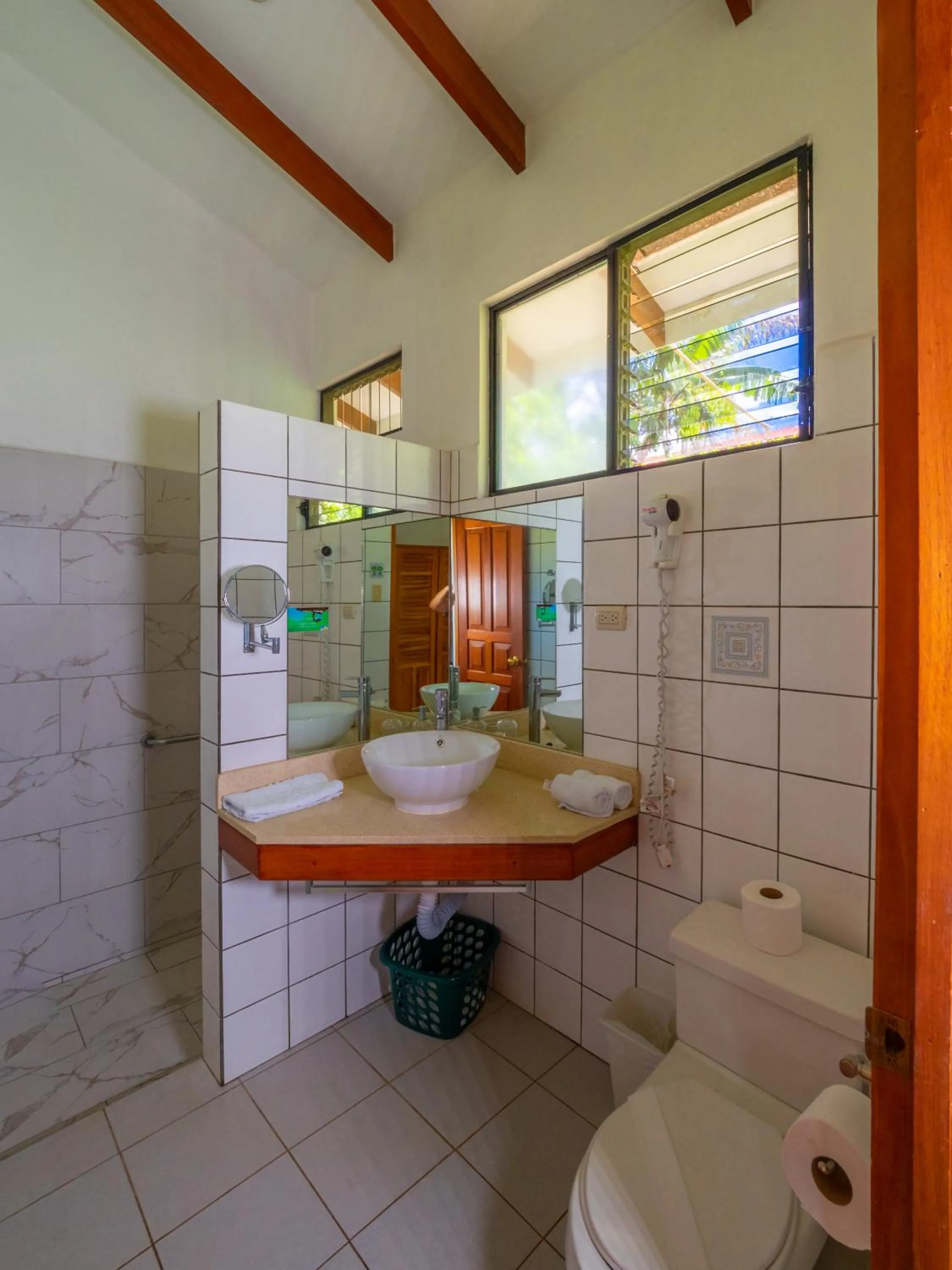 Shower in Hotel Colinas del Sol