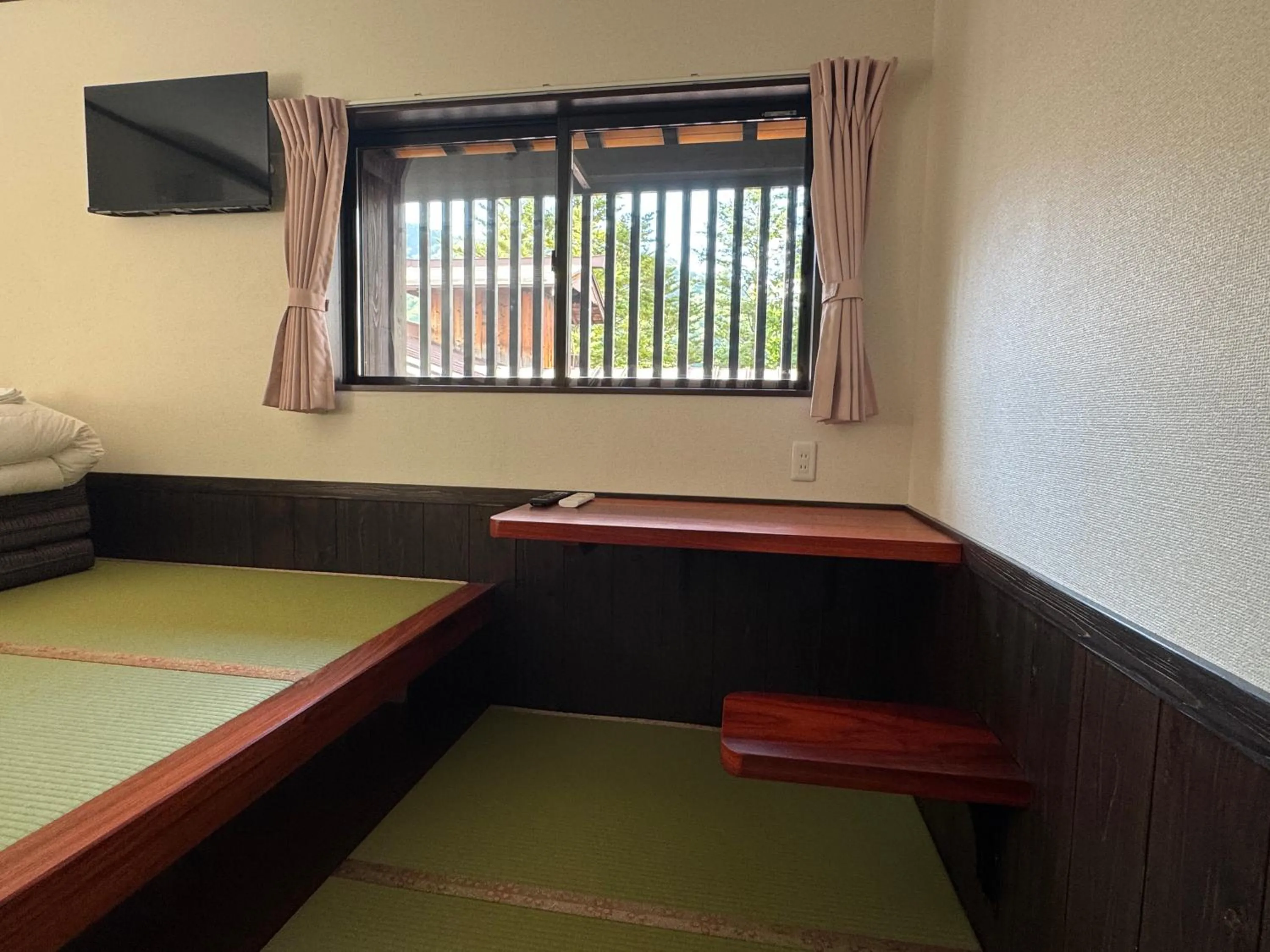 Bed in Tsuyukusa