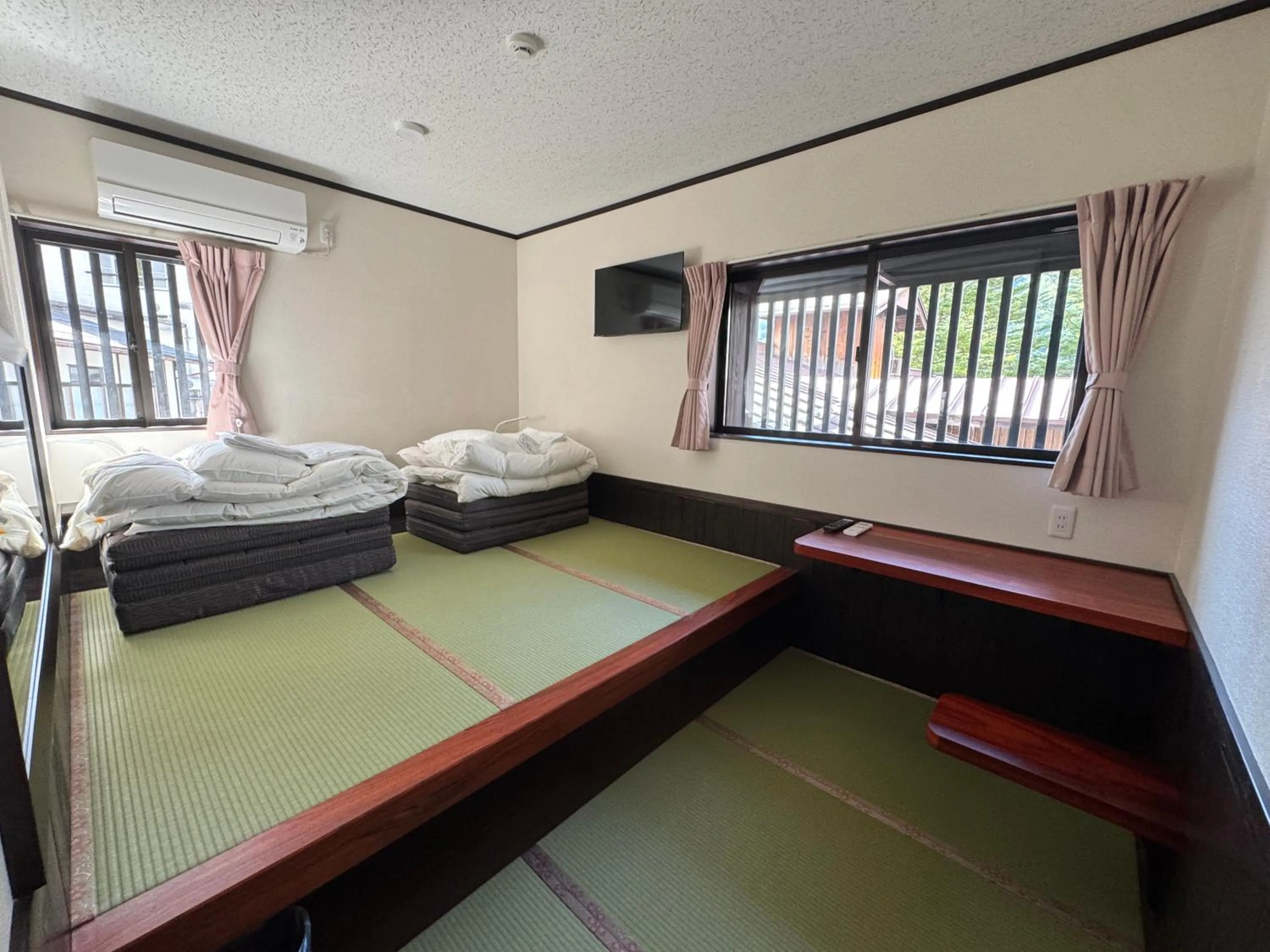 Bed in Tsuyukusa