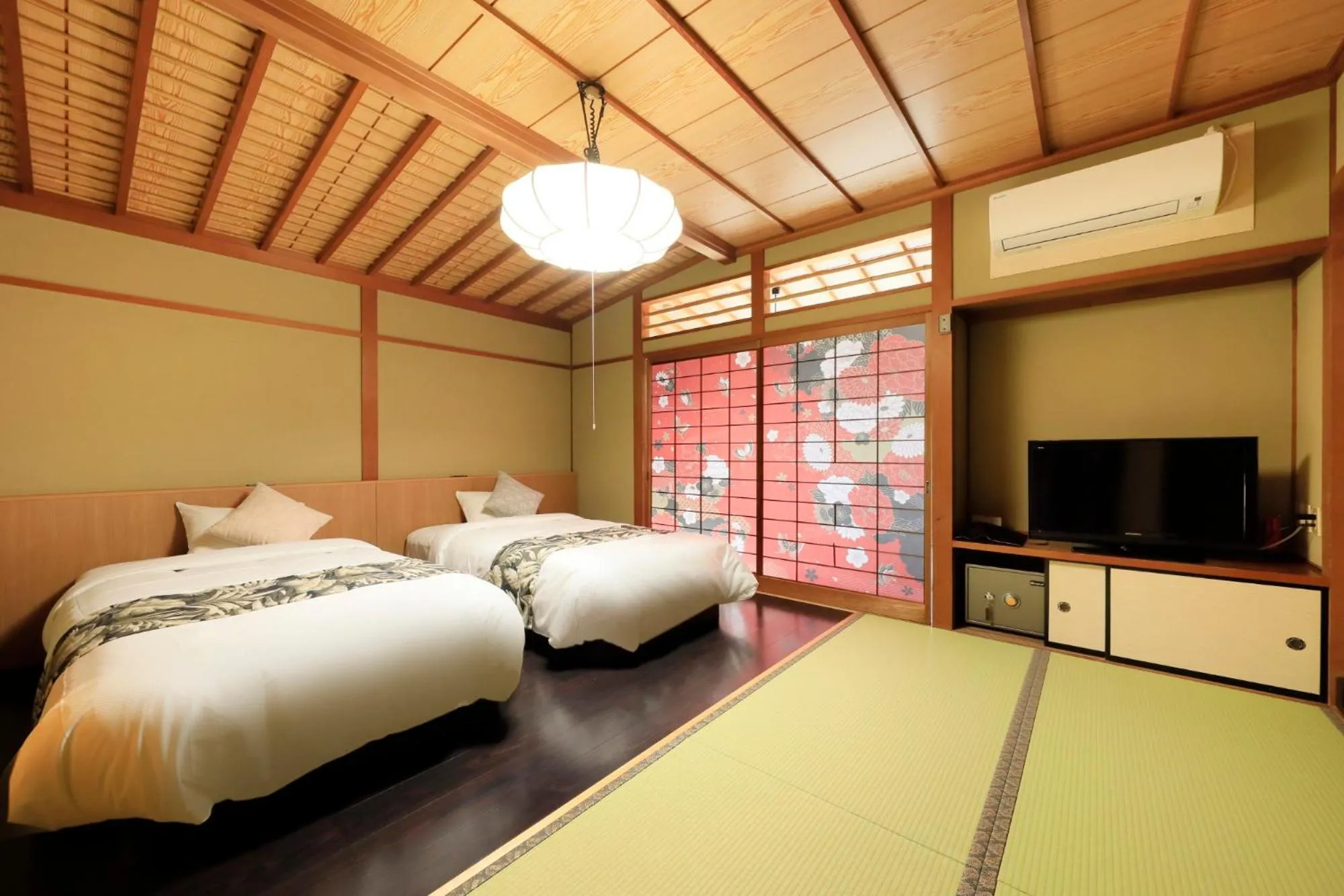 Photo of the whole room, Bed in Otogitei Kofu