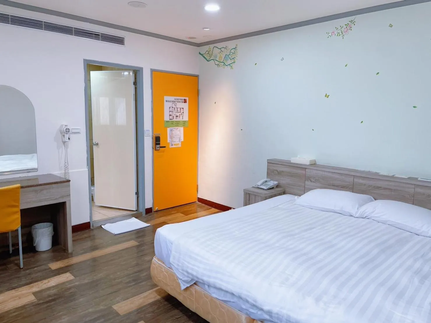 Photo of the whole room, Bed in A22 Wei Lu Hotel