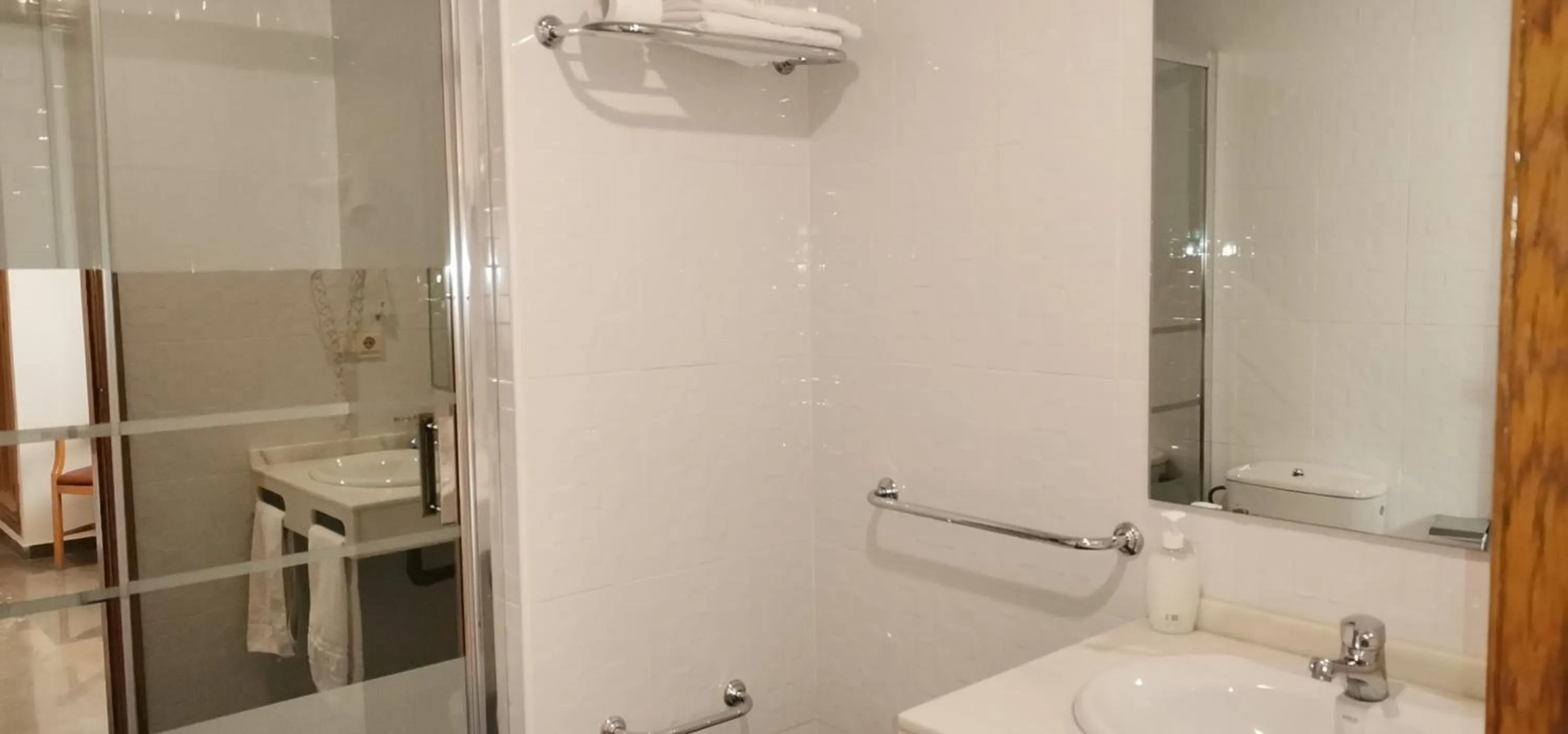 Bathroom in Hotel Corona de Atarfe