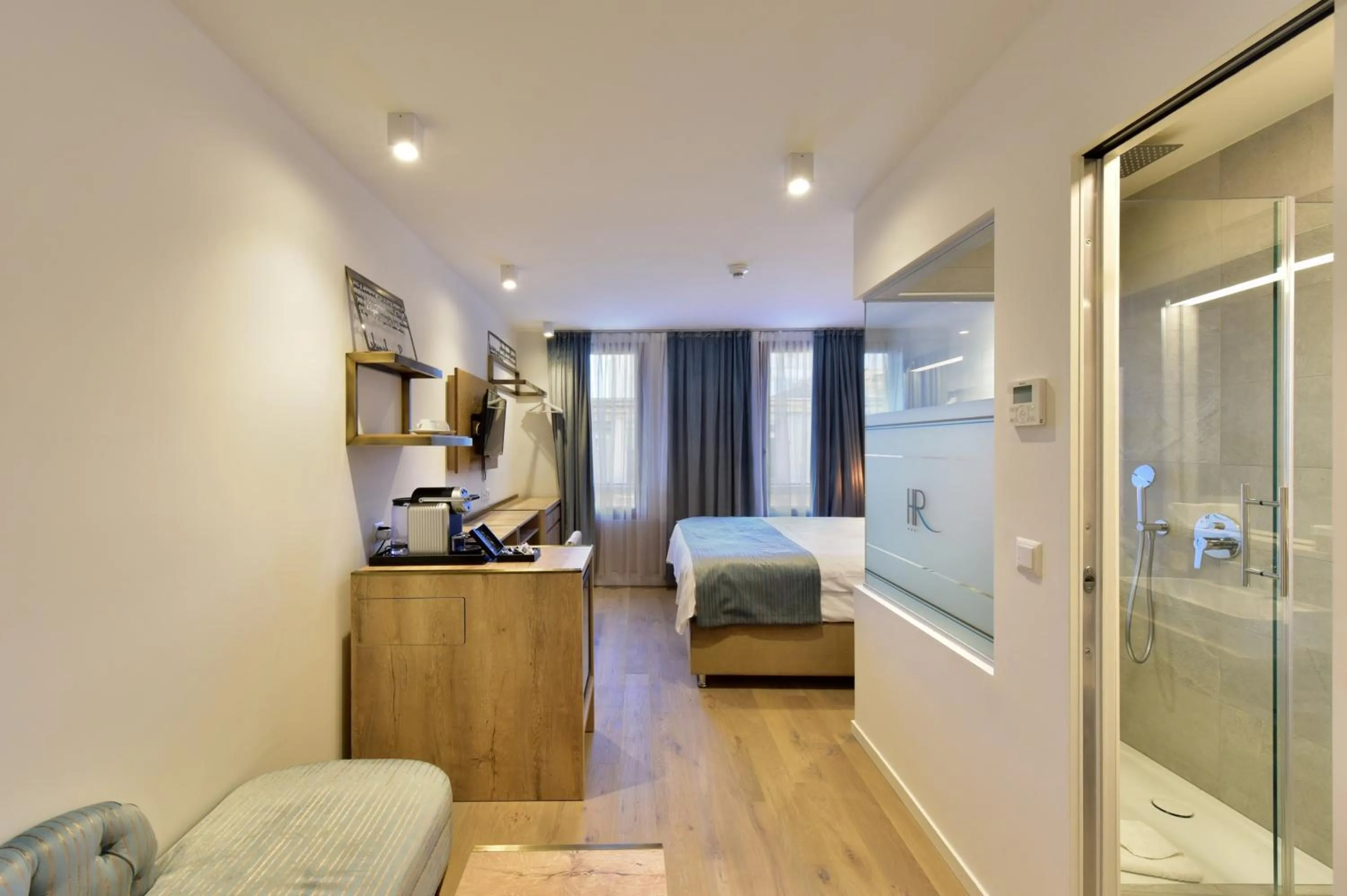 Photo of the whole room, Bed in Hotel Rousseau