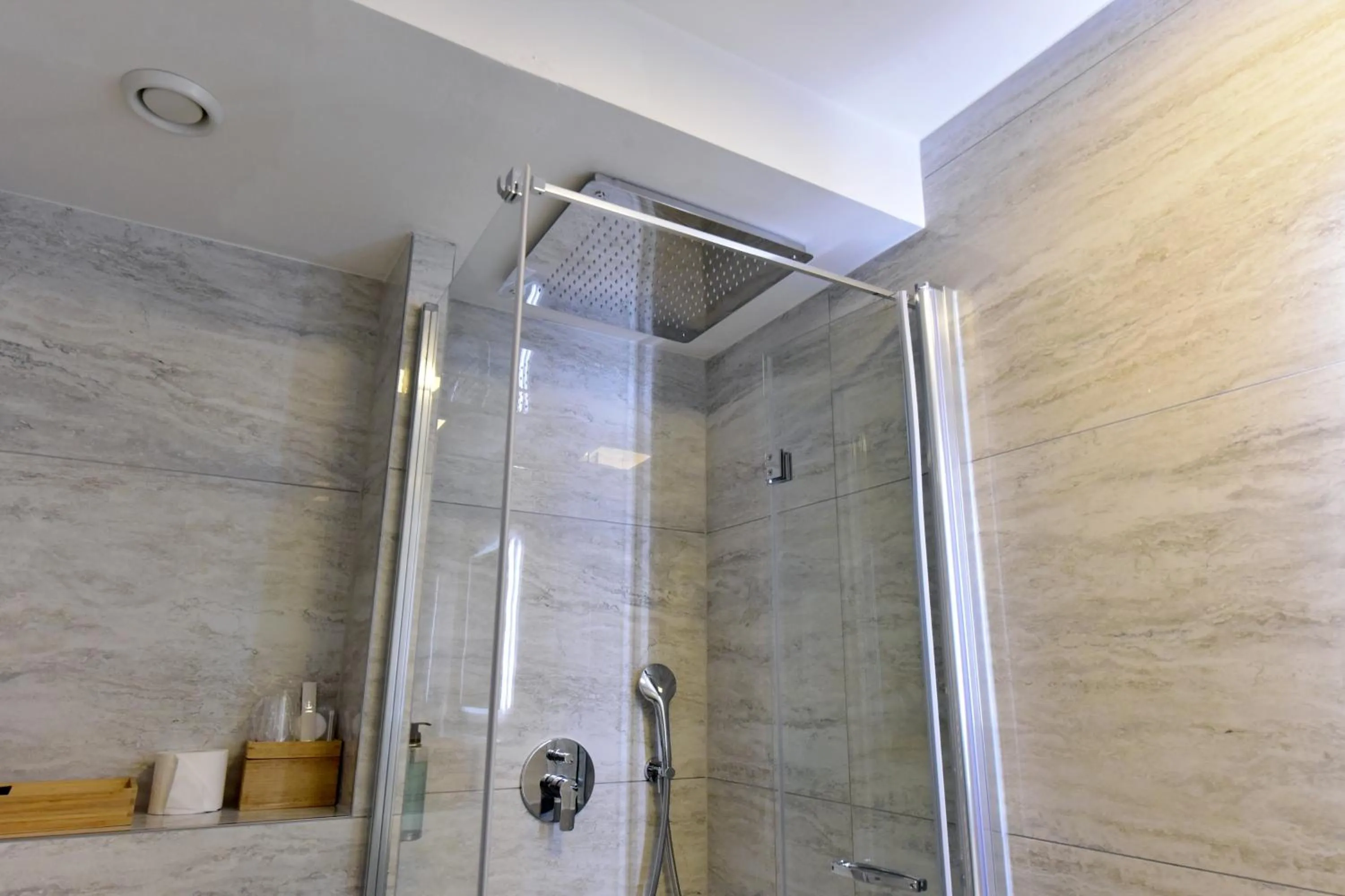 Shower in Hotel Rousseau