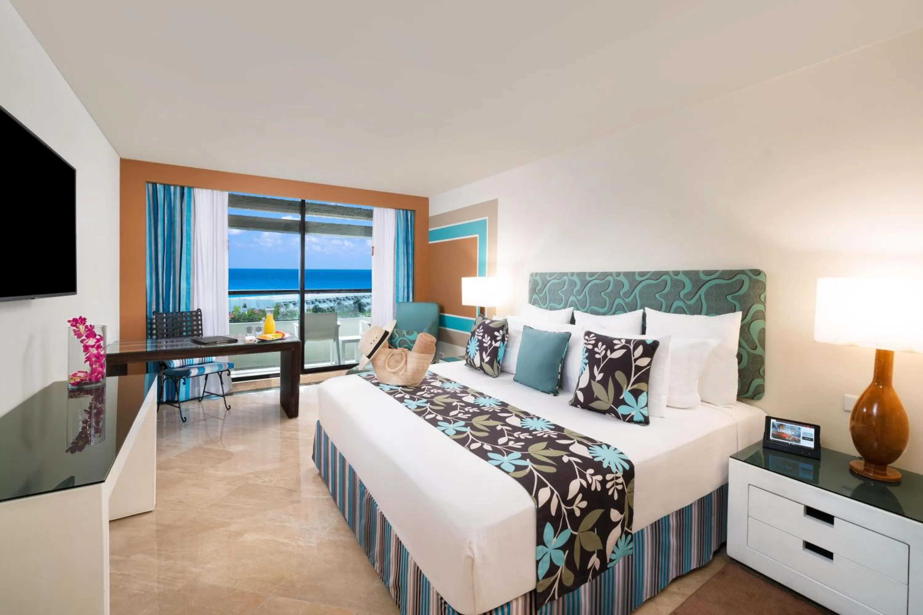 Photo of the whole room, Bed in The Pyramid Cancun by Oasis - All Inclusive