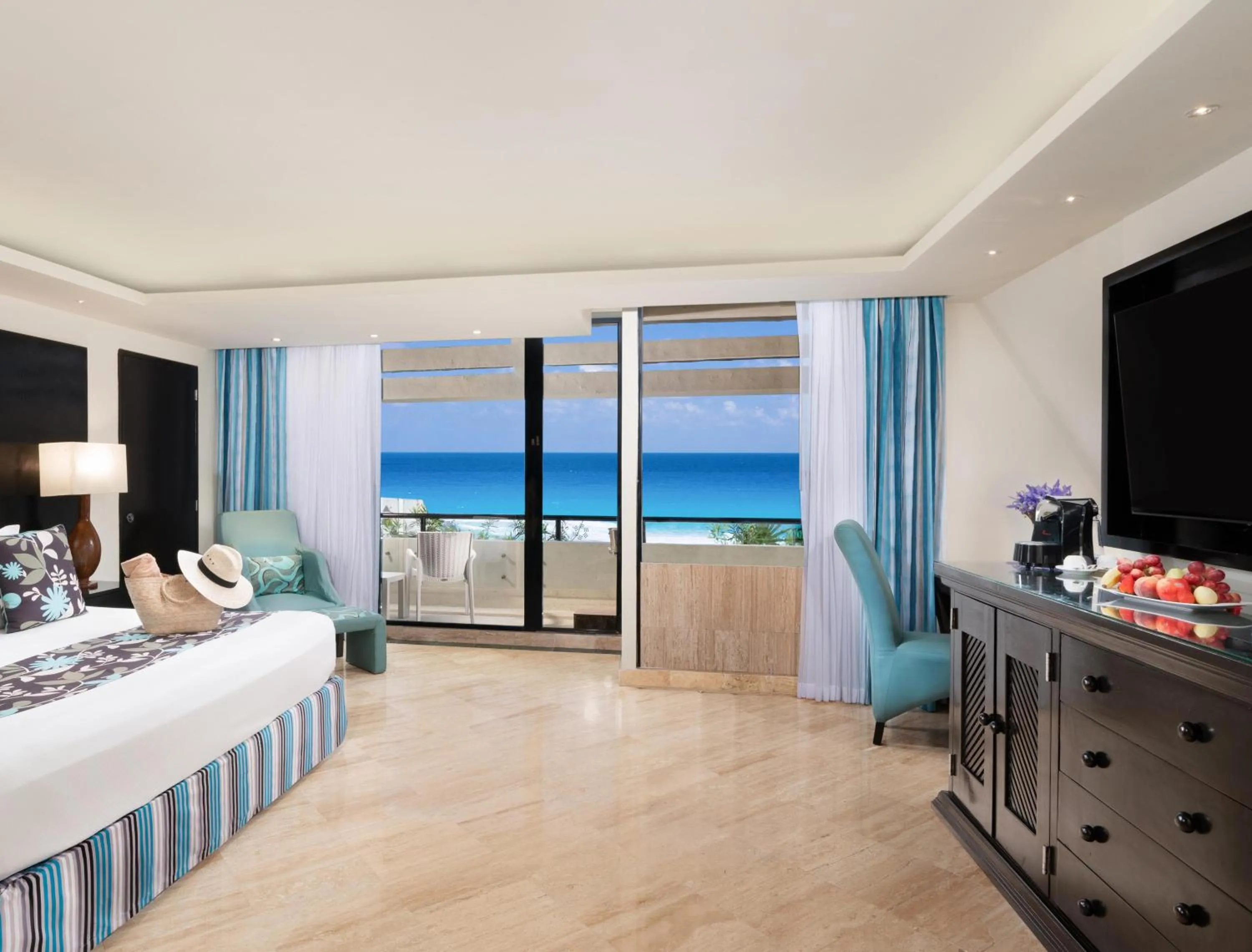 Photo of the whole room, Bed in The Pyramid Cancun by Oasis - All Inclusive