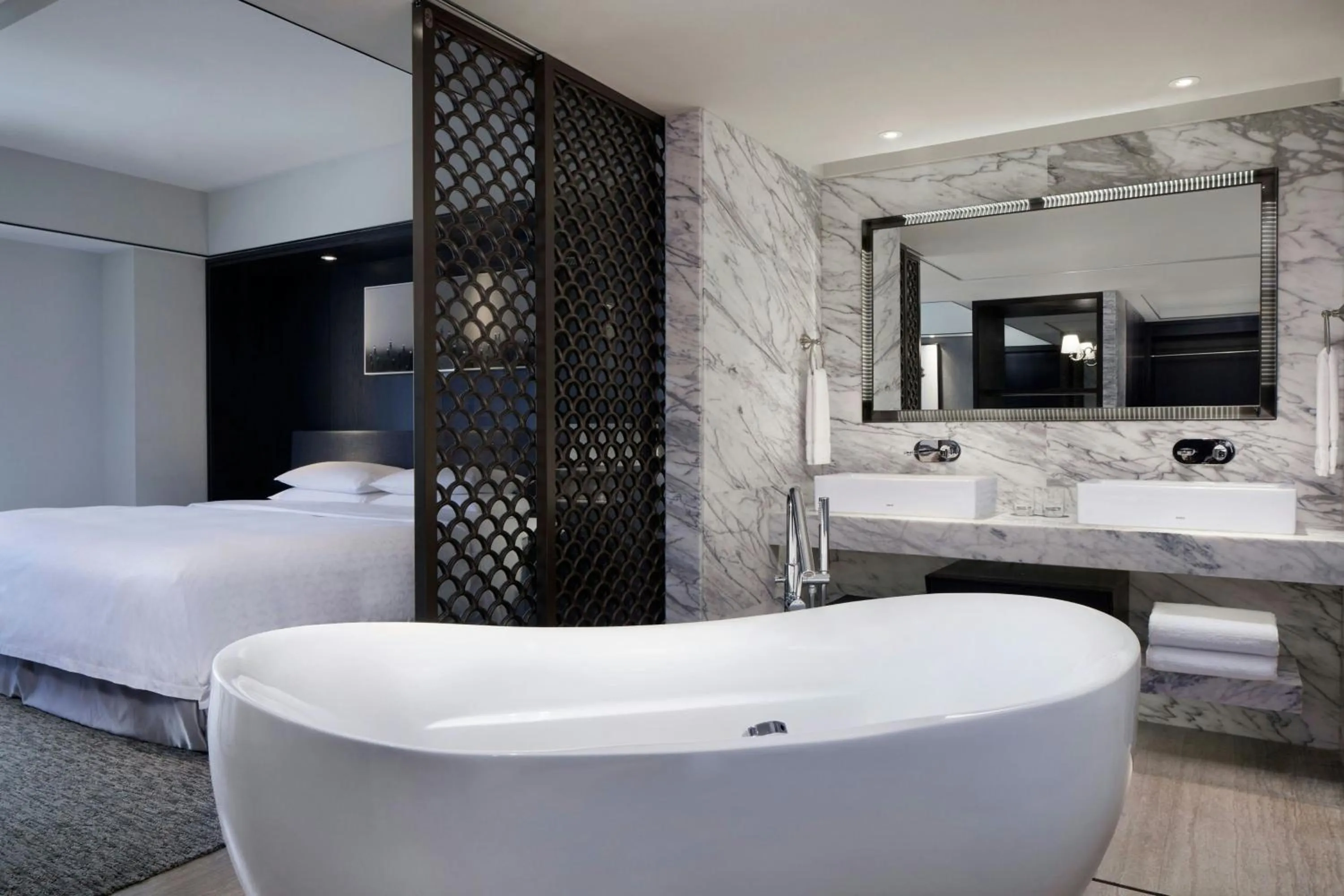 Bathroom, Bed in Sheraton Taitung Hotel