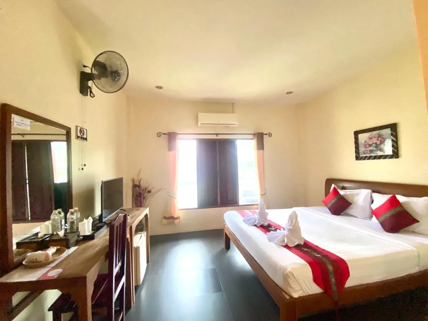 Property building, Bed in Home Inn Pai Garden