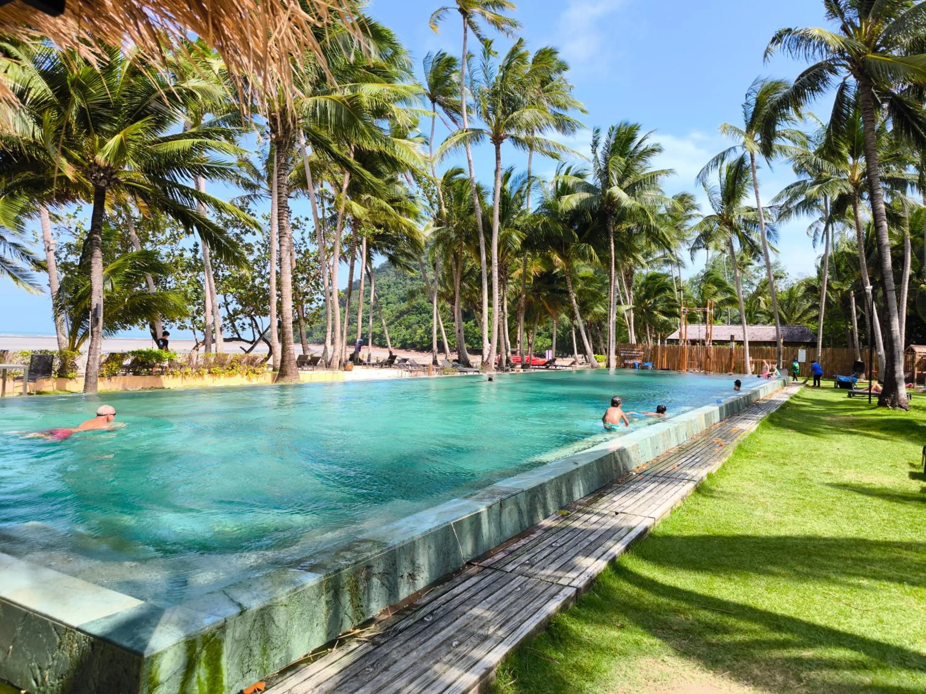 Swimming pool in Siam Royal View Resort Apartments