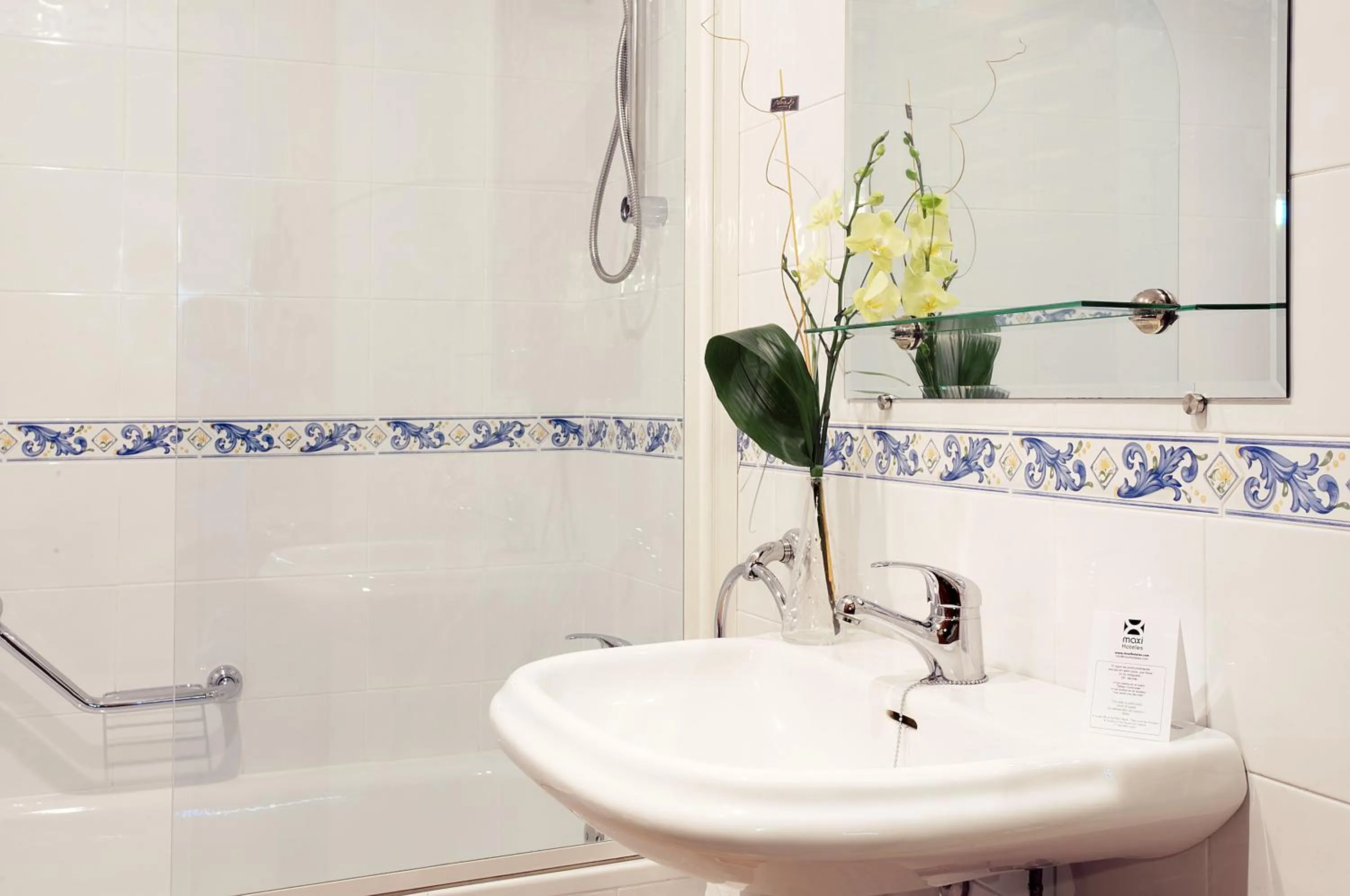 Bathroom in Princesa Galiana by Maxi Hoteles