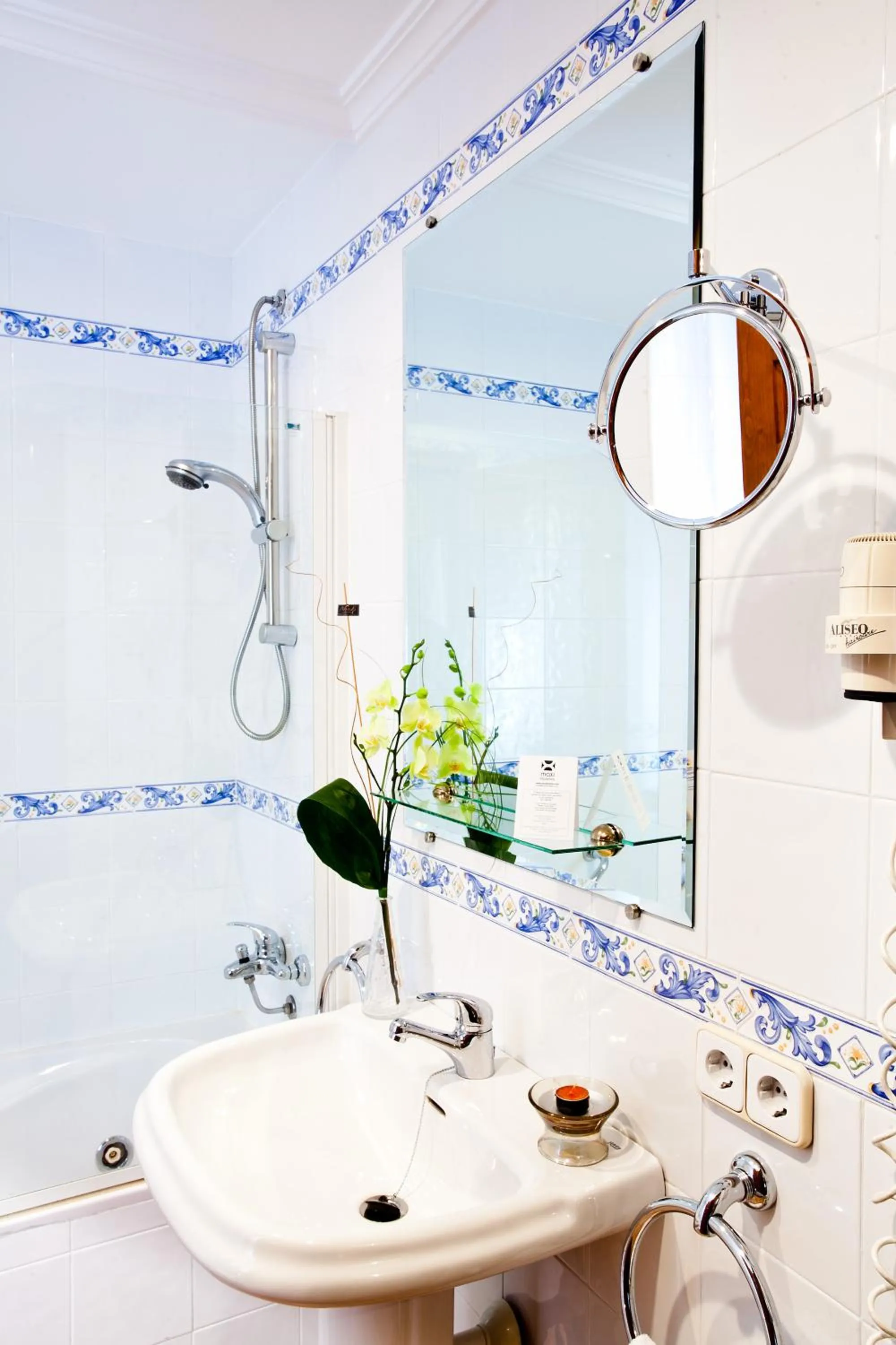 Bathroom in Princesa Galiana by Maxi Hoteles