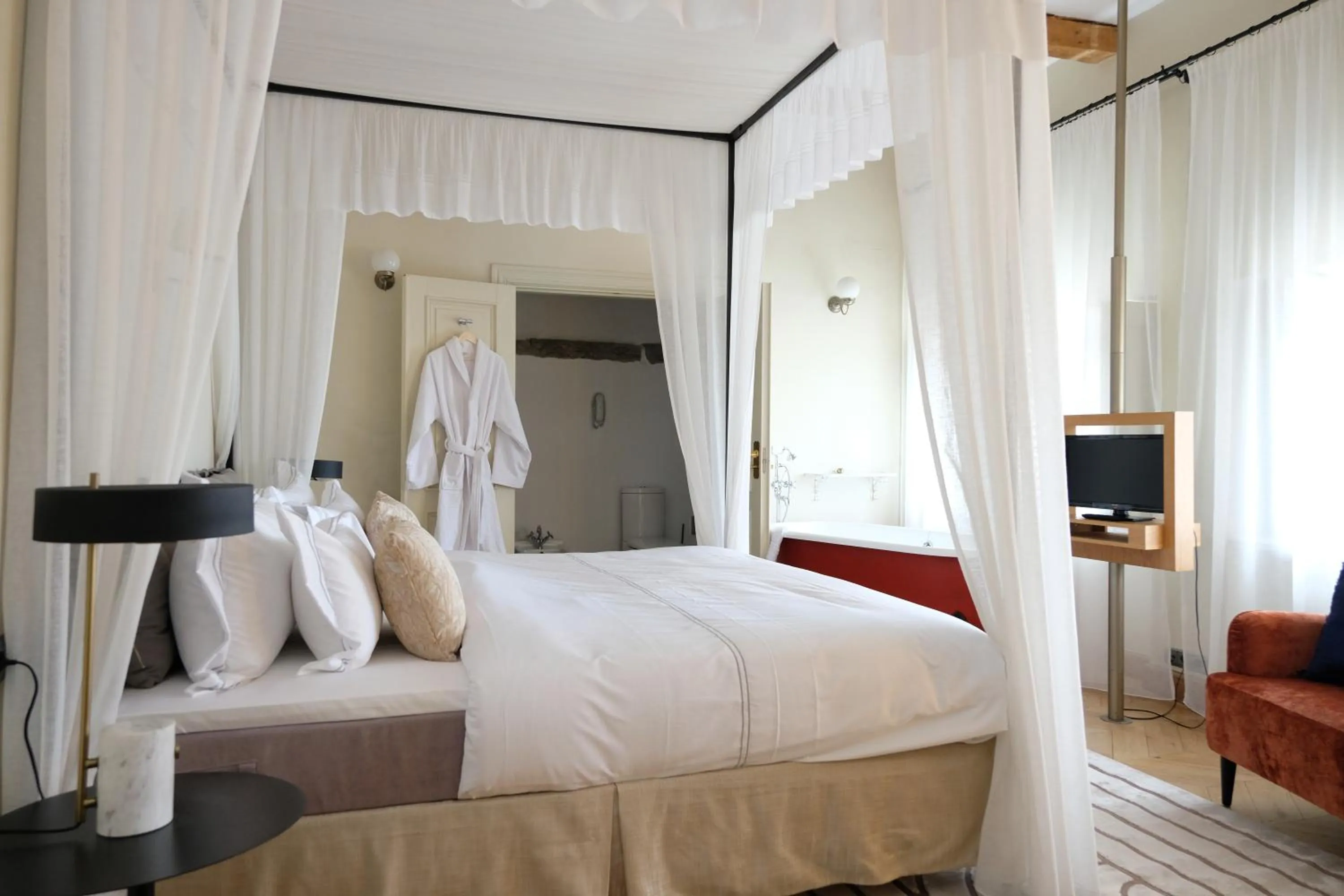 Photo of the whole room, Bed in The Three Sisters Hotel