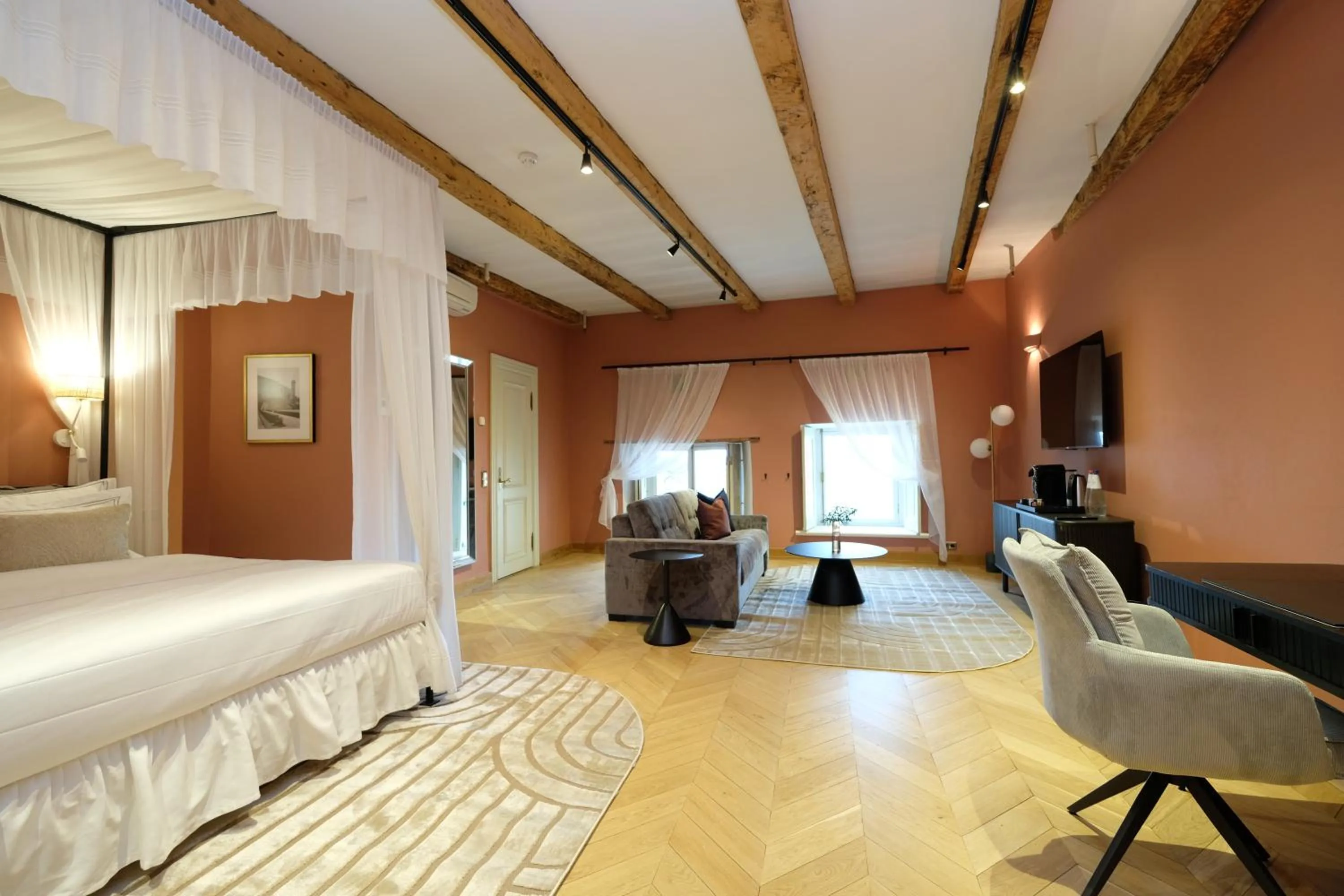 Photo of the whole room, Bed in The Three Sisters Hotel