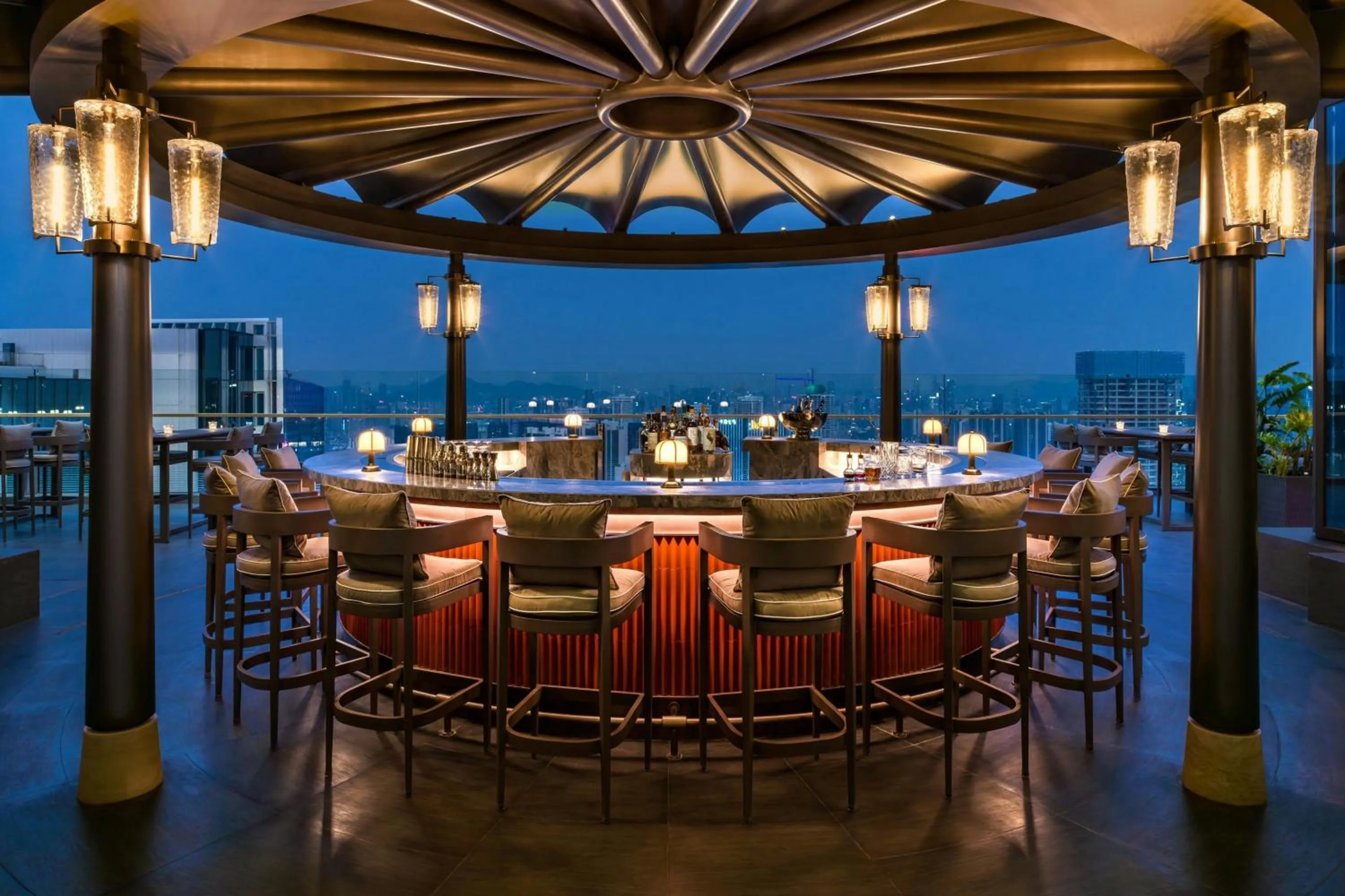 Lounge or bar in The St. Regis Shenzhen Bao'an