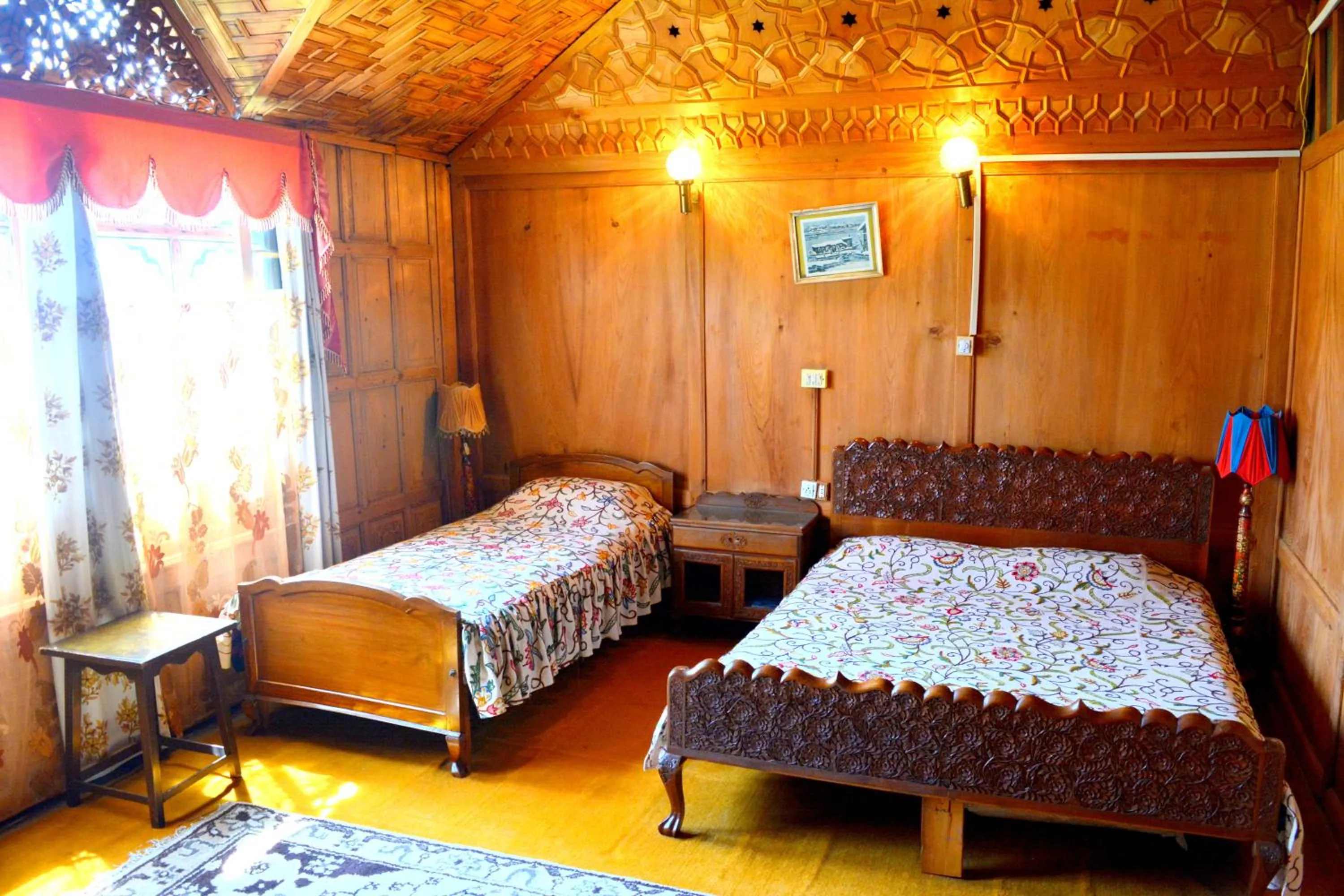 Photo of the whole room, Bed in Kings Houseboats