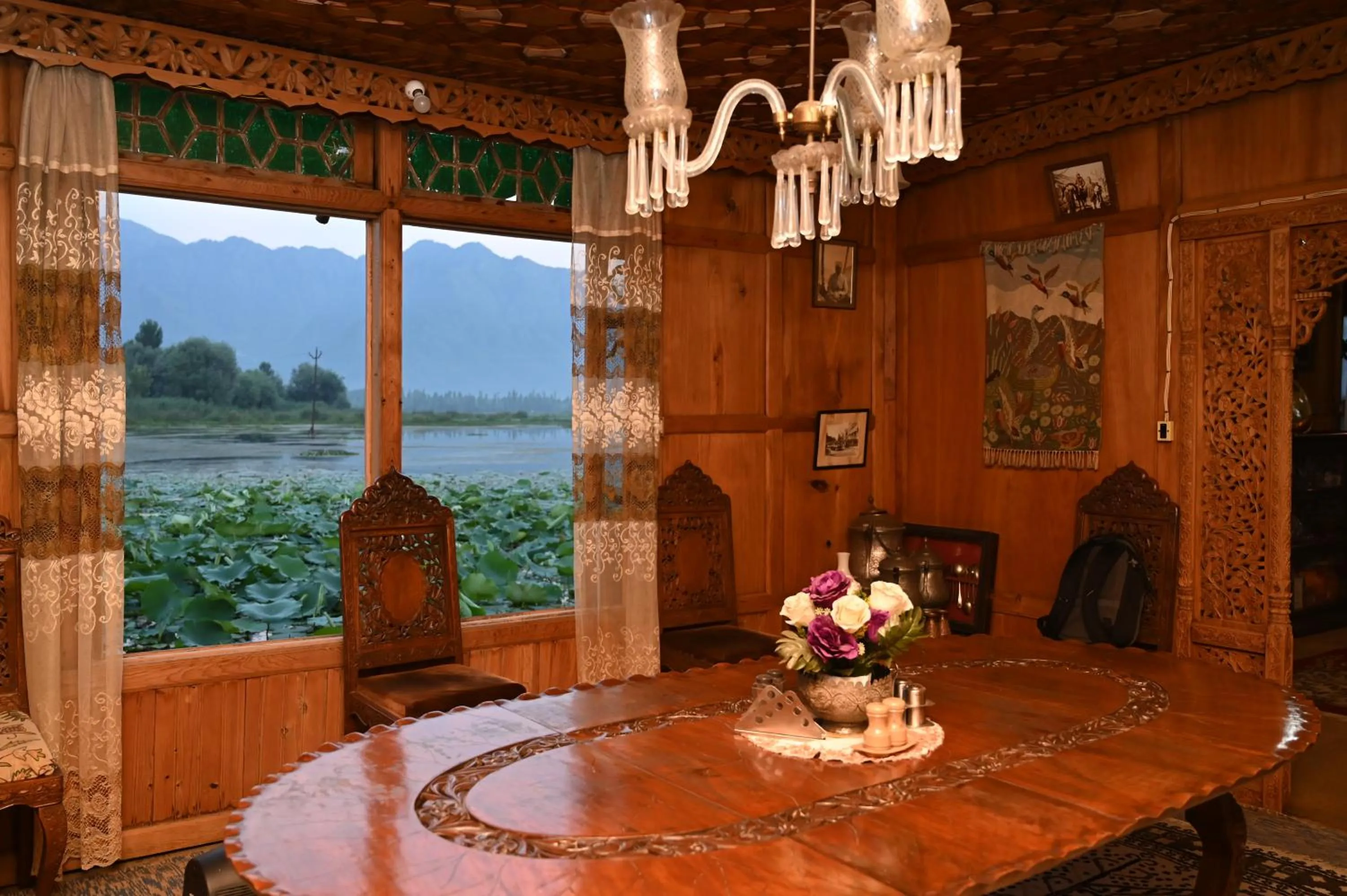 Dining area in Kings Houseboats