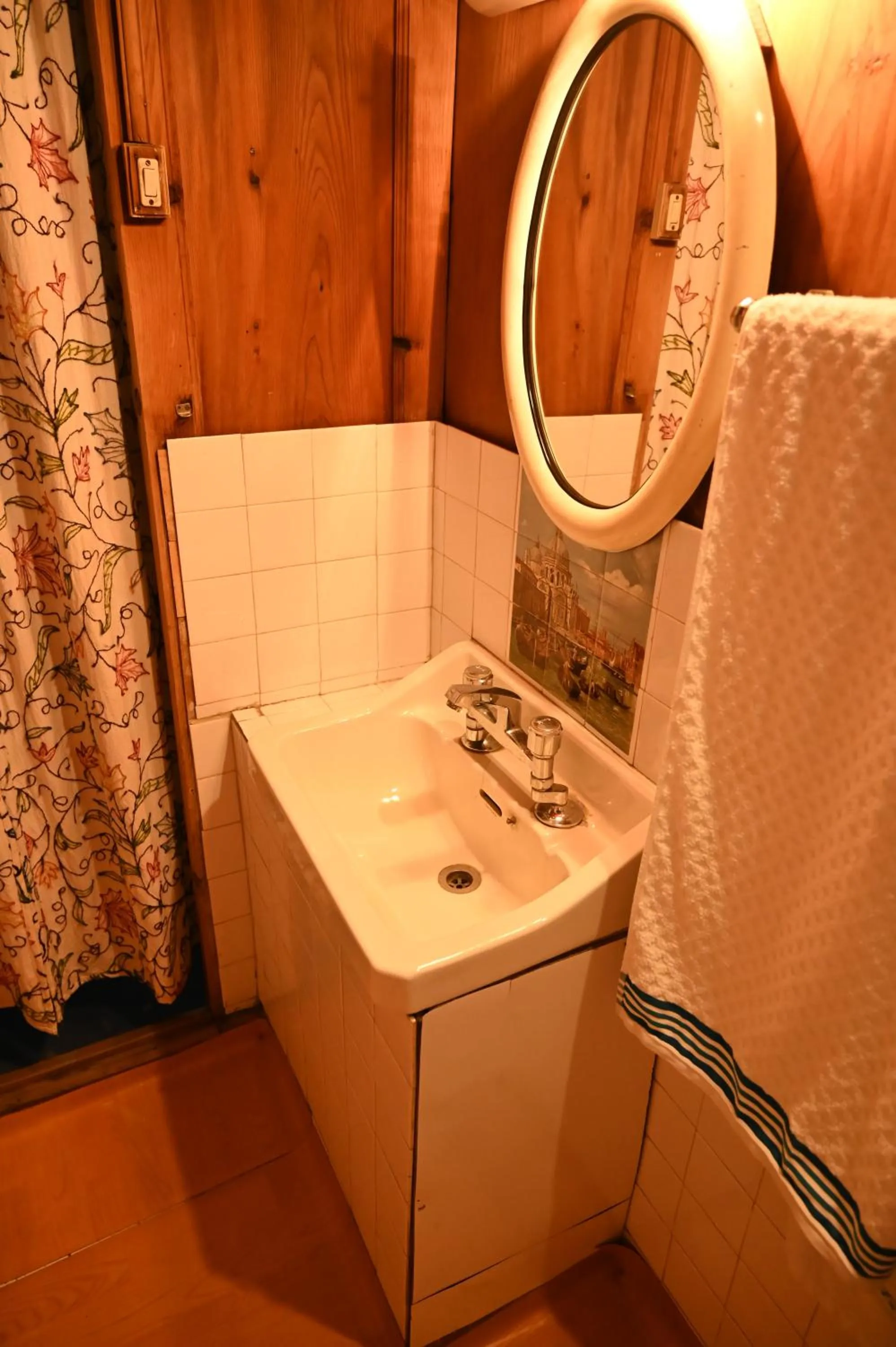 Bathroom in Kings Houseboats