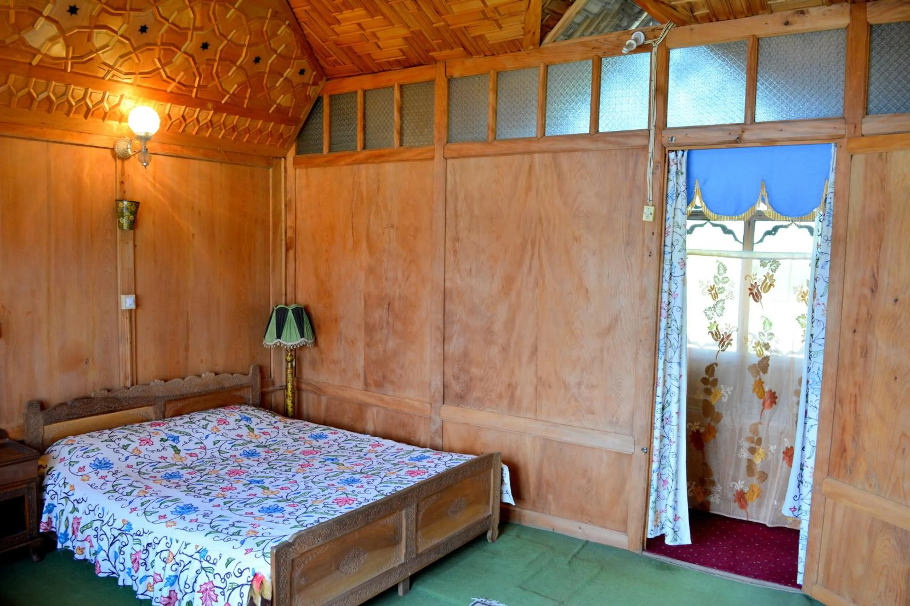 Bed in Kings Houseboats
