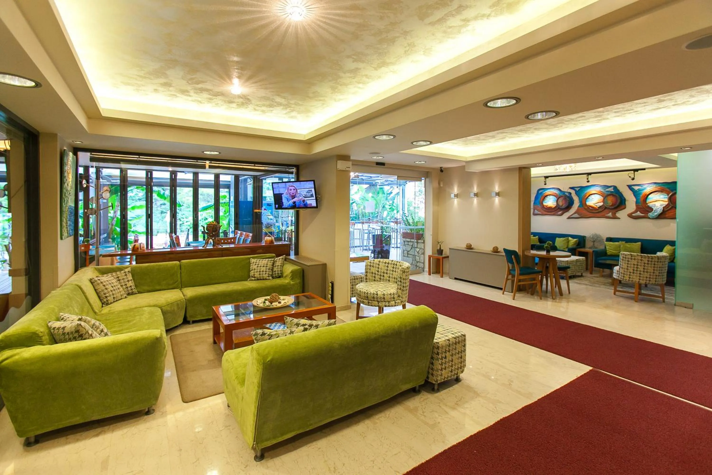 Communal lounge/ TV room in Paradise Lost Hotel-Apartments