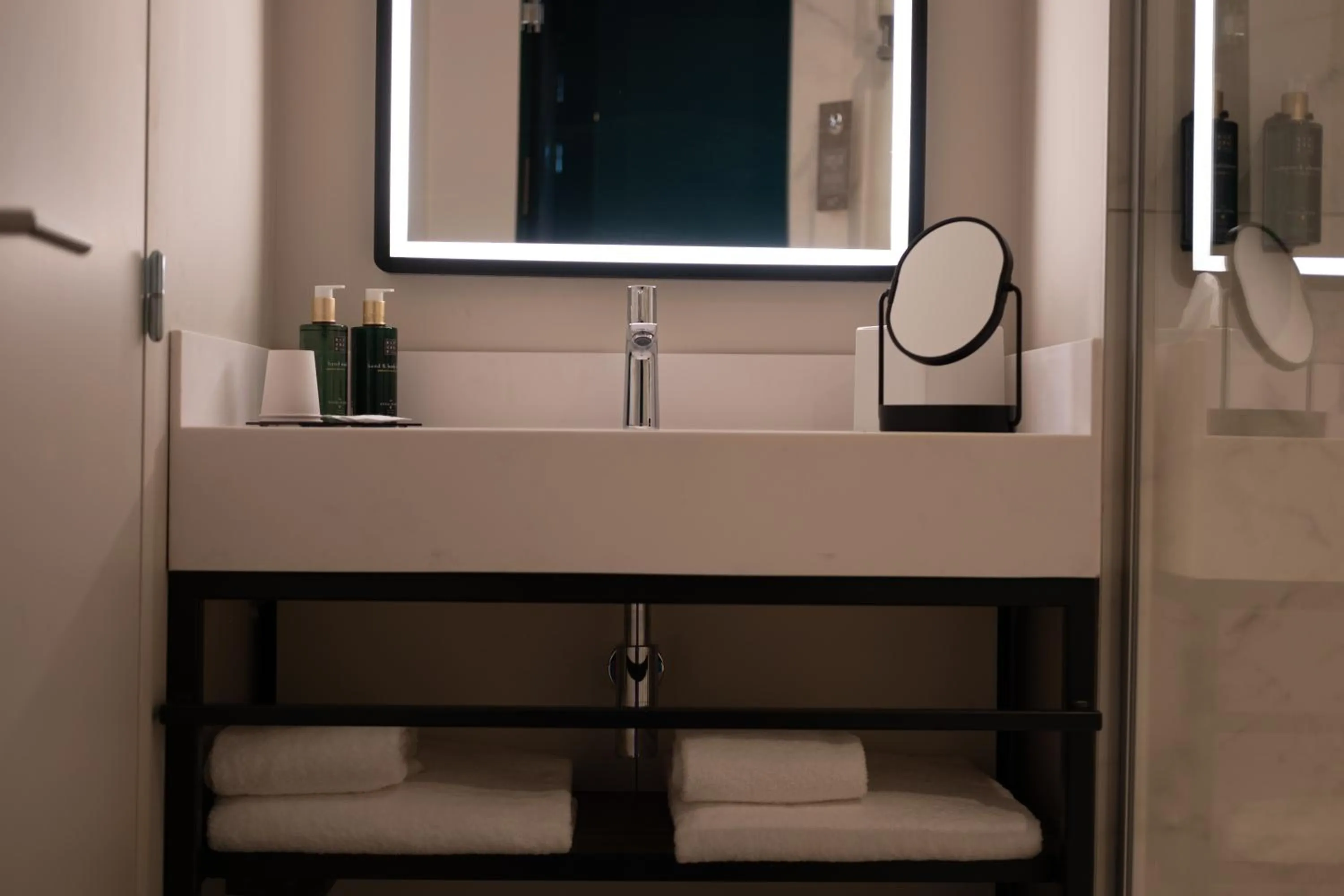 Bathroom in Hotel & Spa Oceania Lille Les Augustins