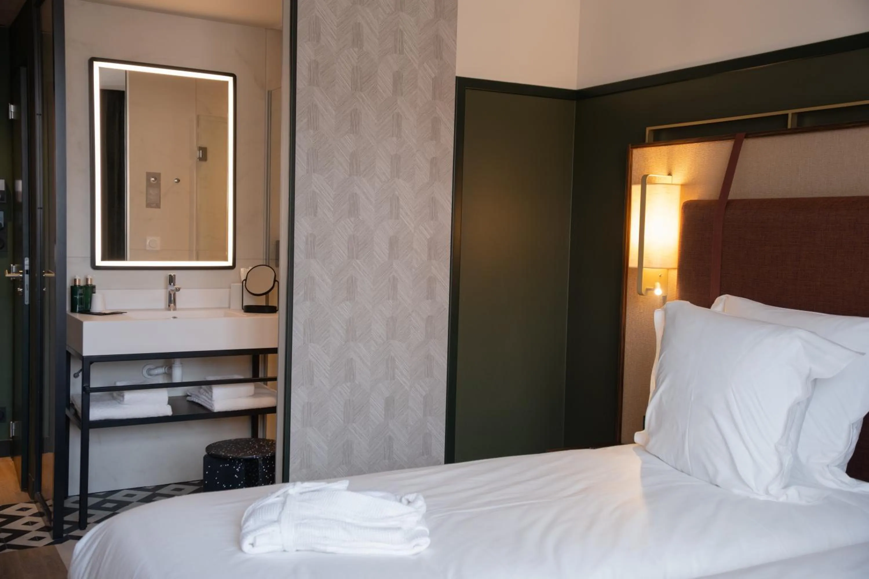 Bed in Hotel & Spa Oceania Lille Les Augustins