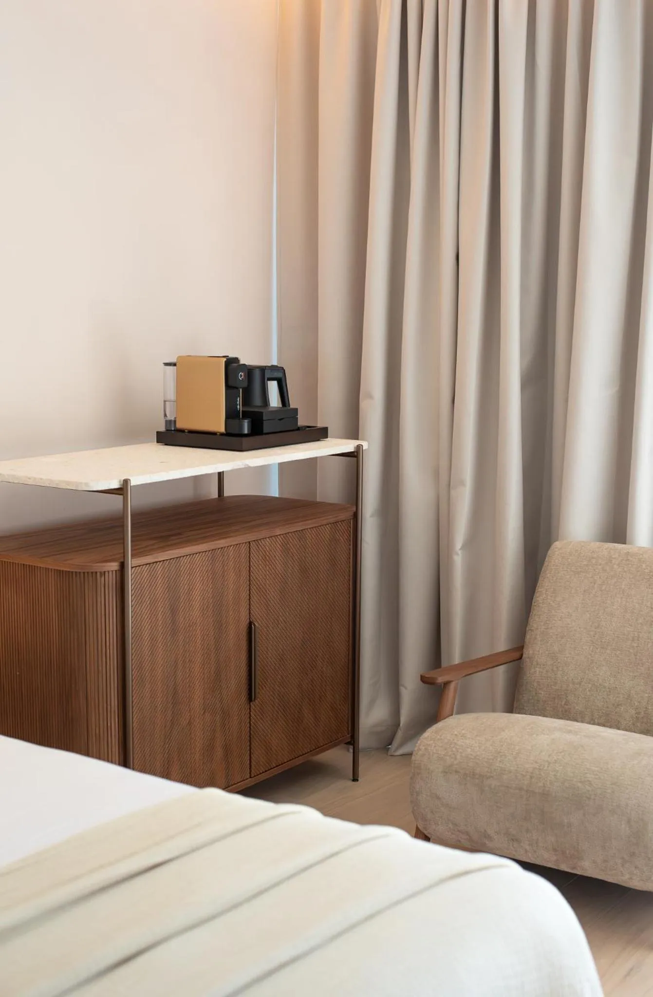 Coffee/tea facilities, Bed in Hotel Sumratin