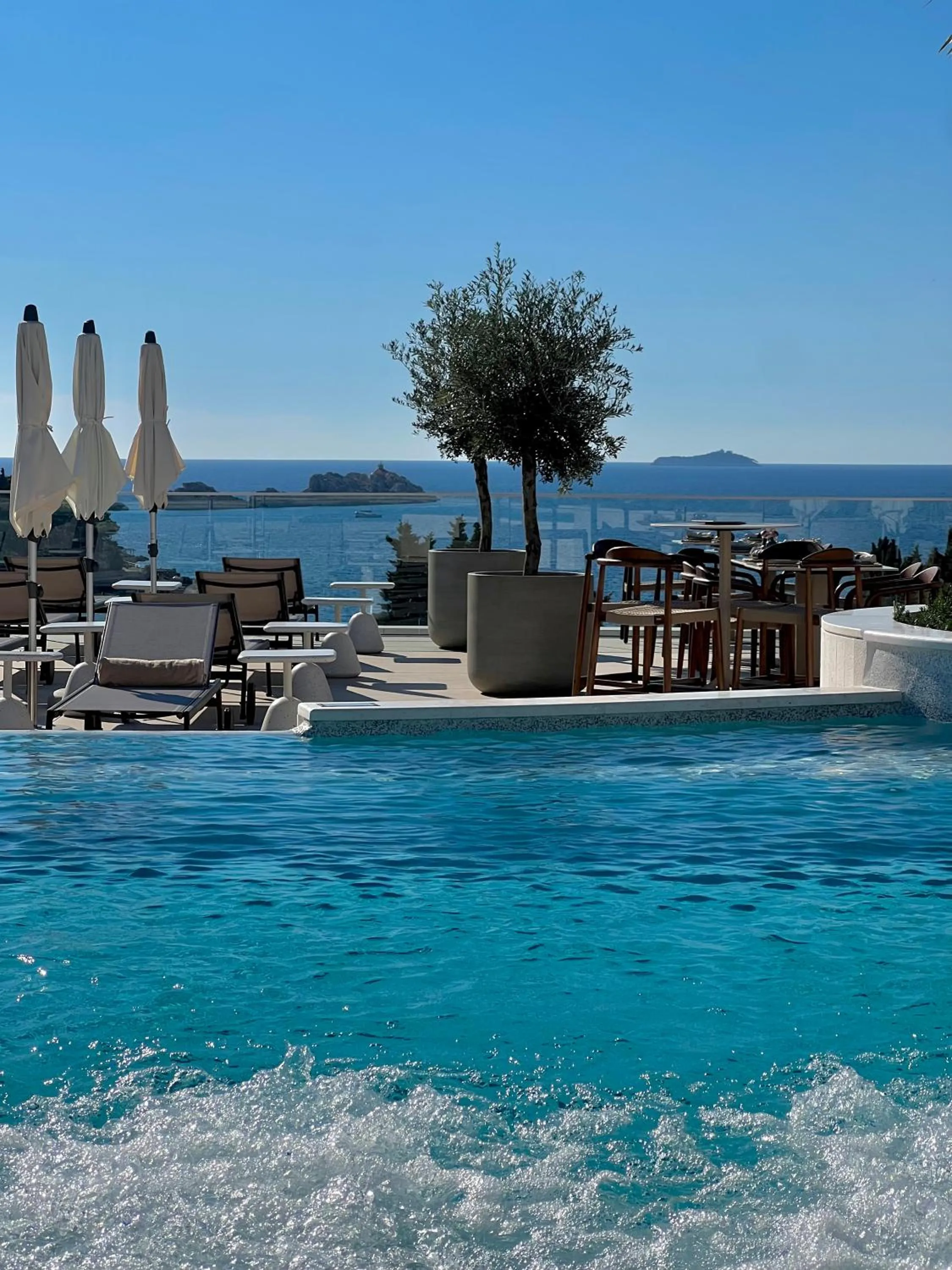 Swimming pool in Hotel Sumratin