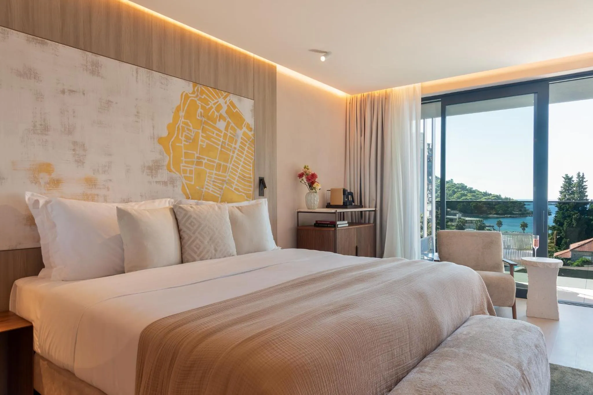 Bed in Hotel Sumratin