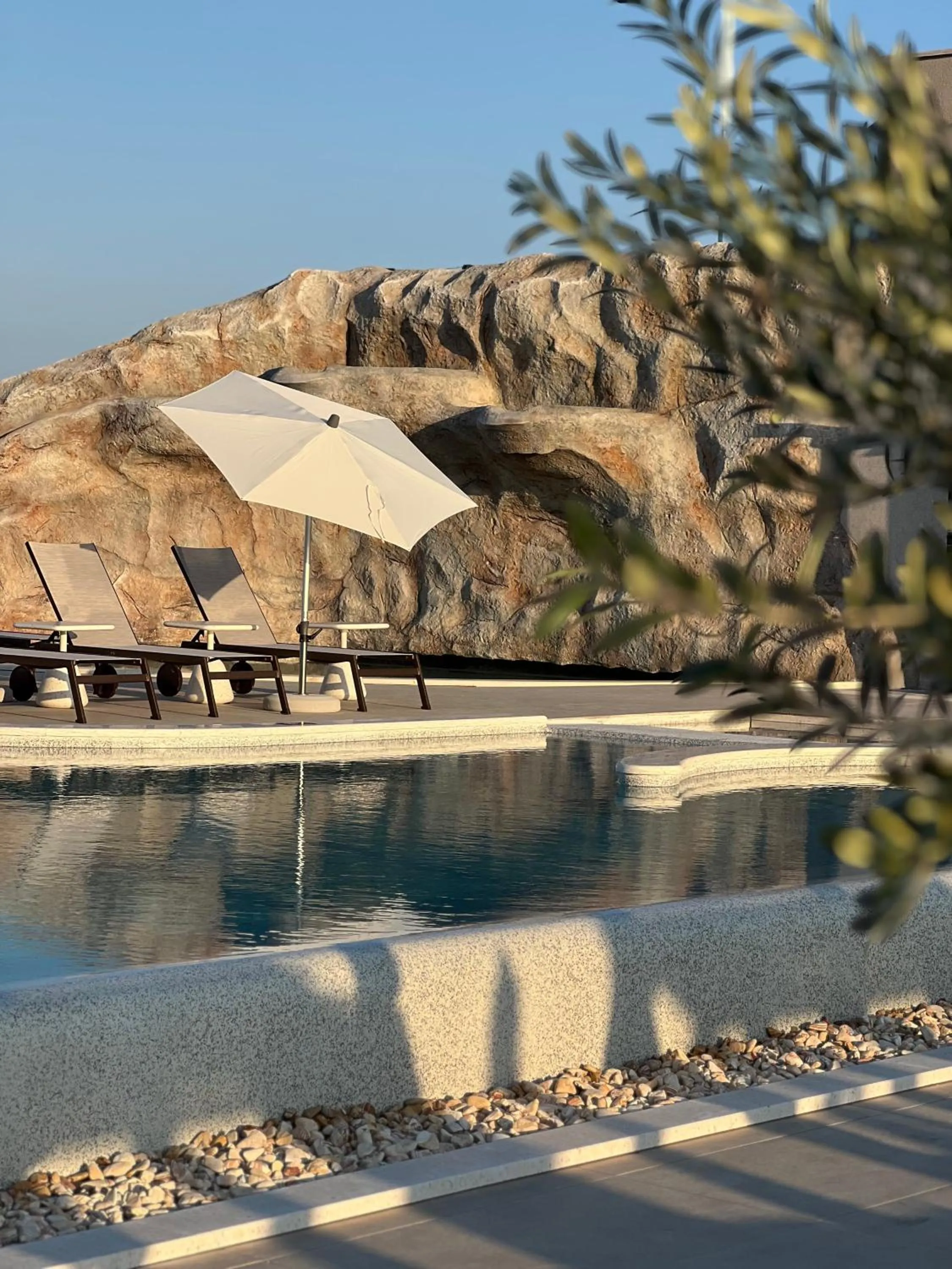 Swimming pool in Hotel Sumratin