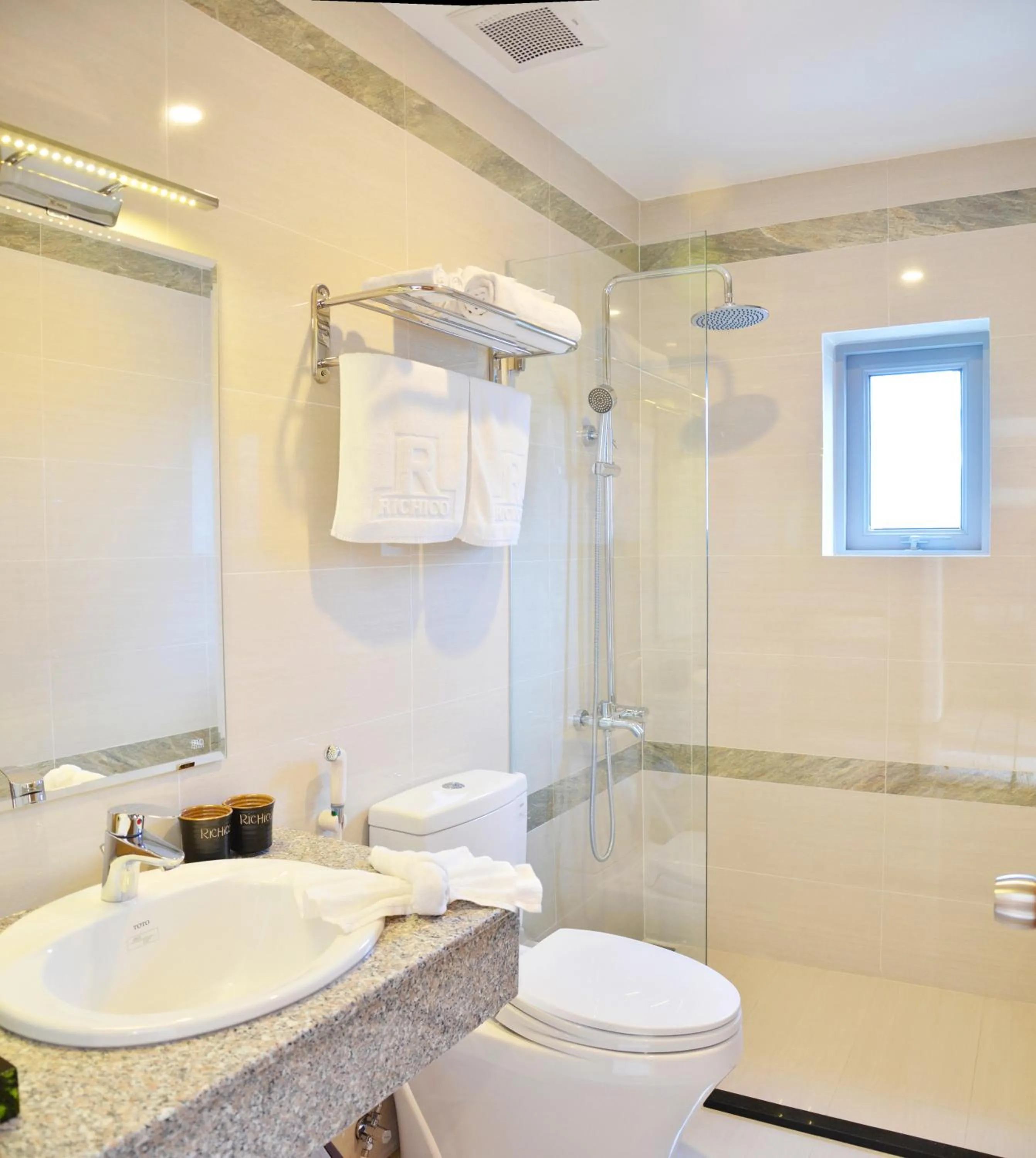 Toilet in Richico Apartments And Hotel