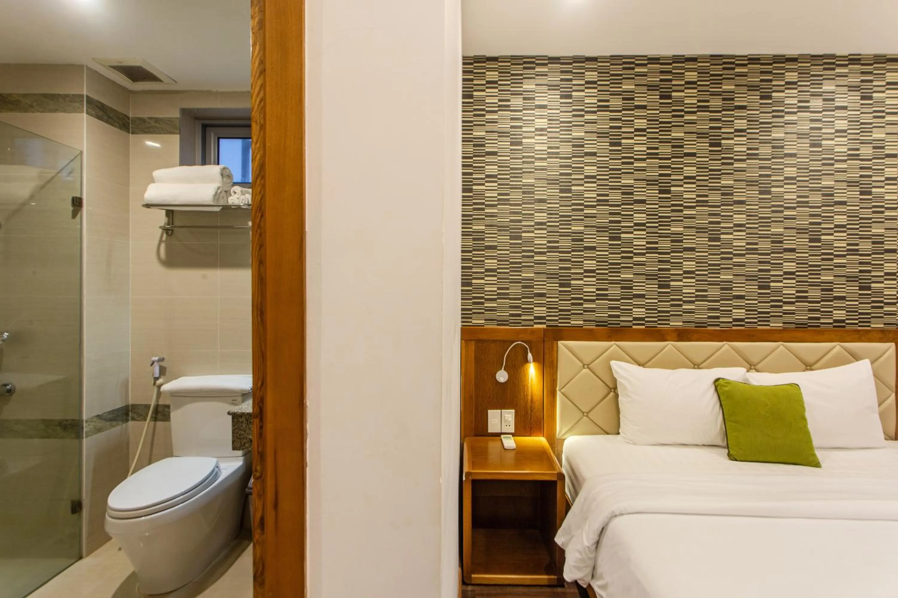 Shower, Bed in Richico Apartments And Hotel