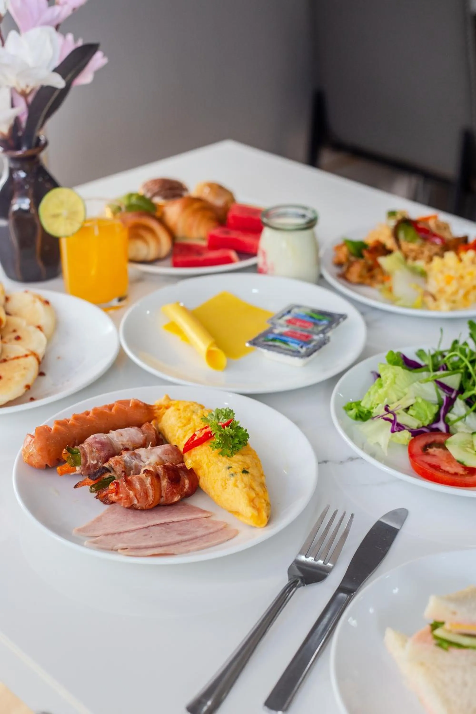 Restaurant/places to eat in Richico Apartments And Hotel