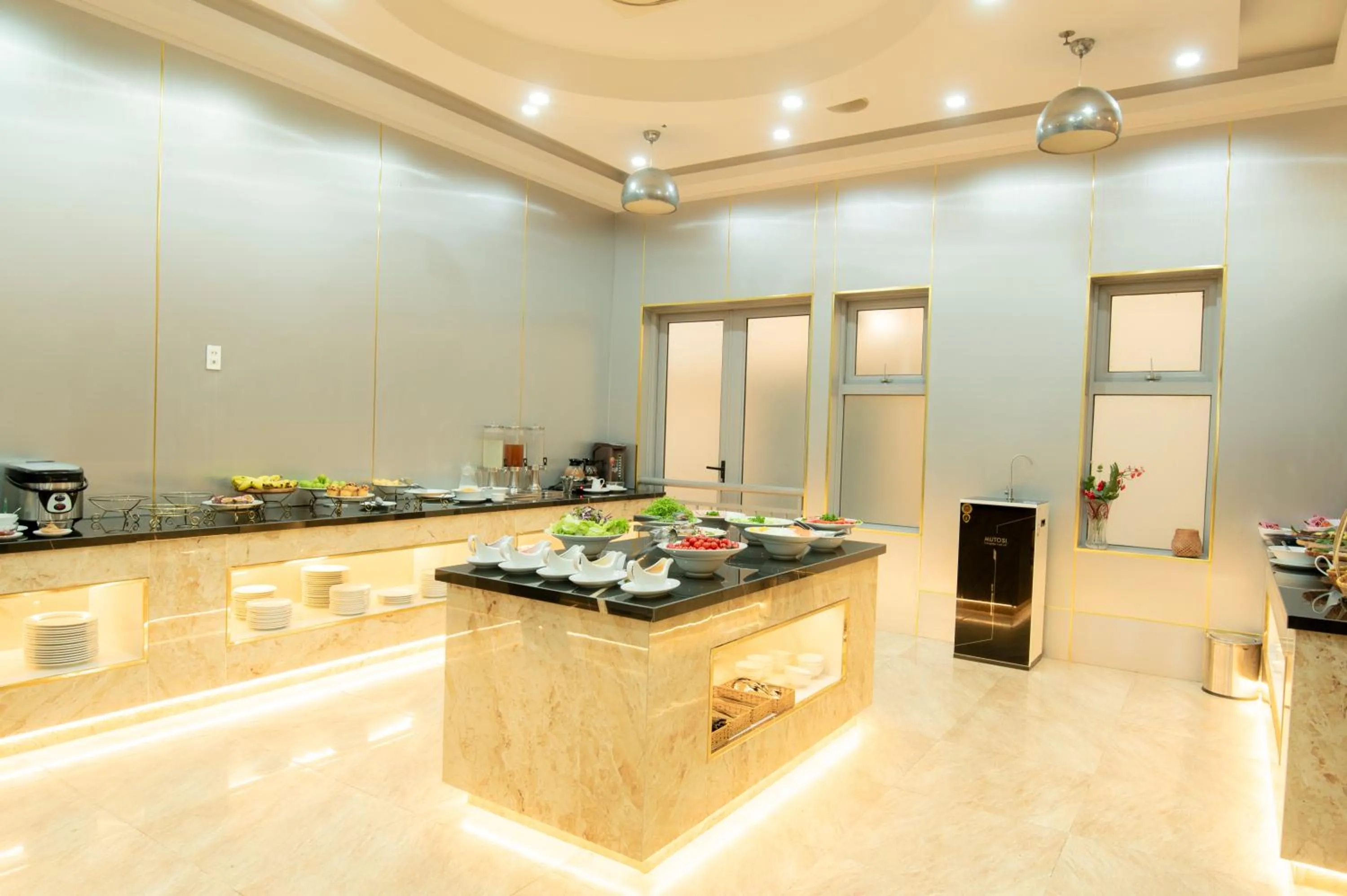 Restaurant/places to eat in Richico Apartments And Hotel