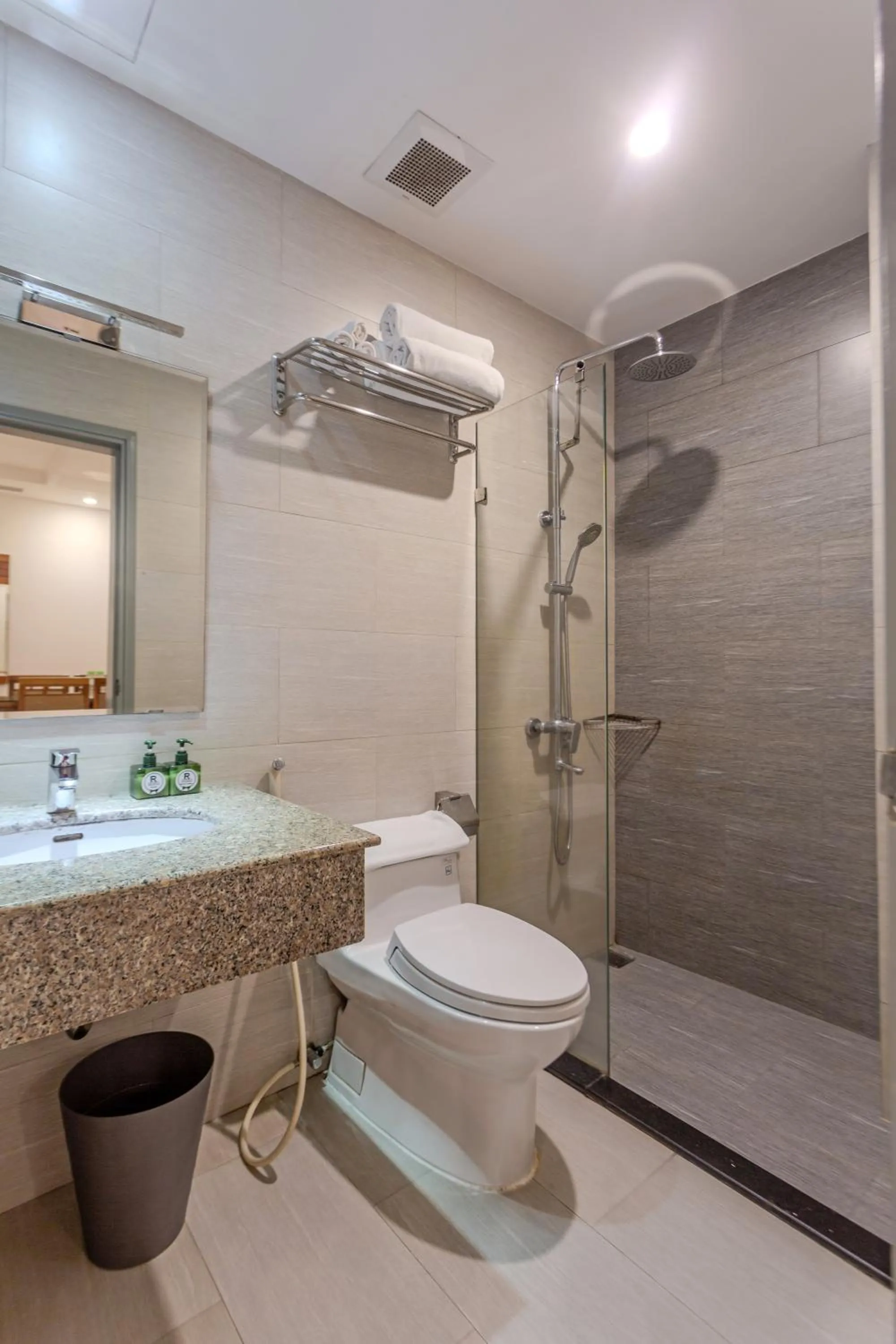 Shower in Richico Apartments And Hotel