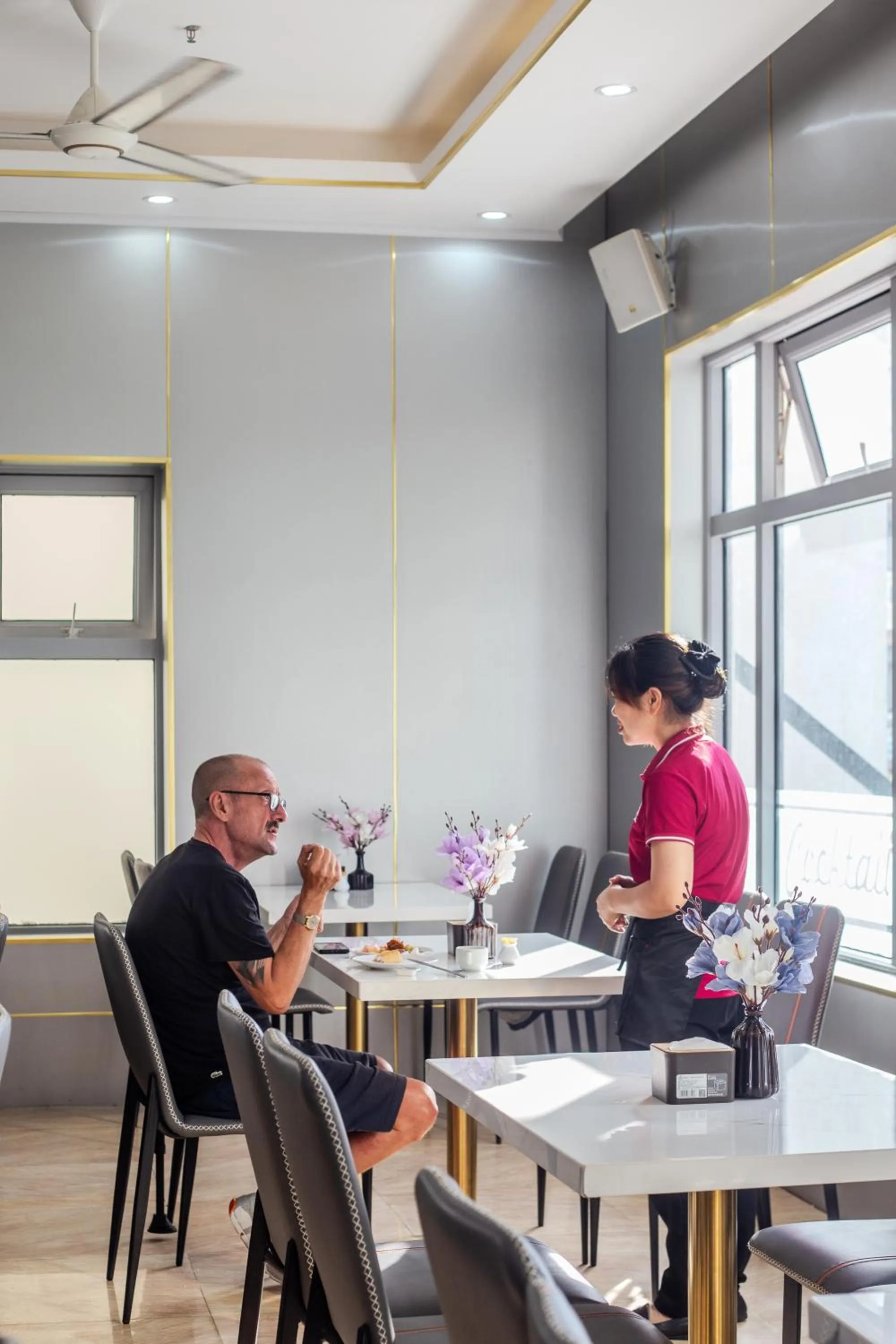 Restaurant/places to eat in Richico Apartments And Hotel