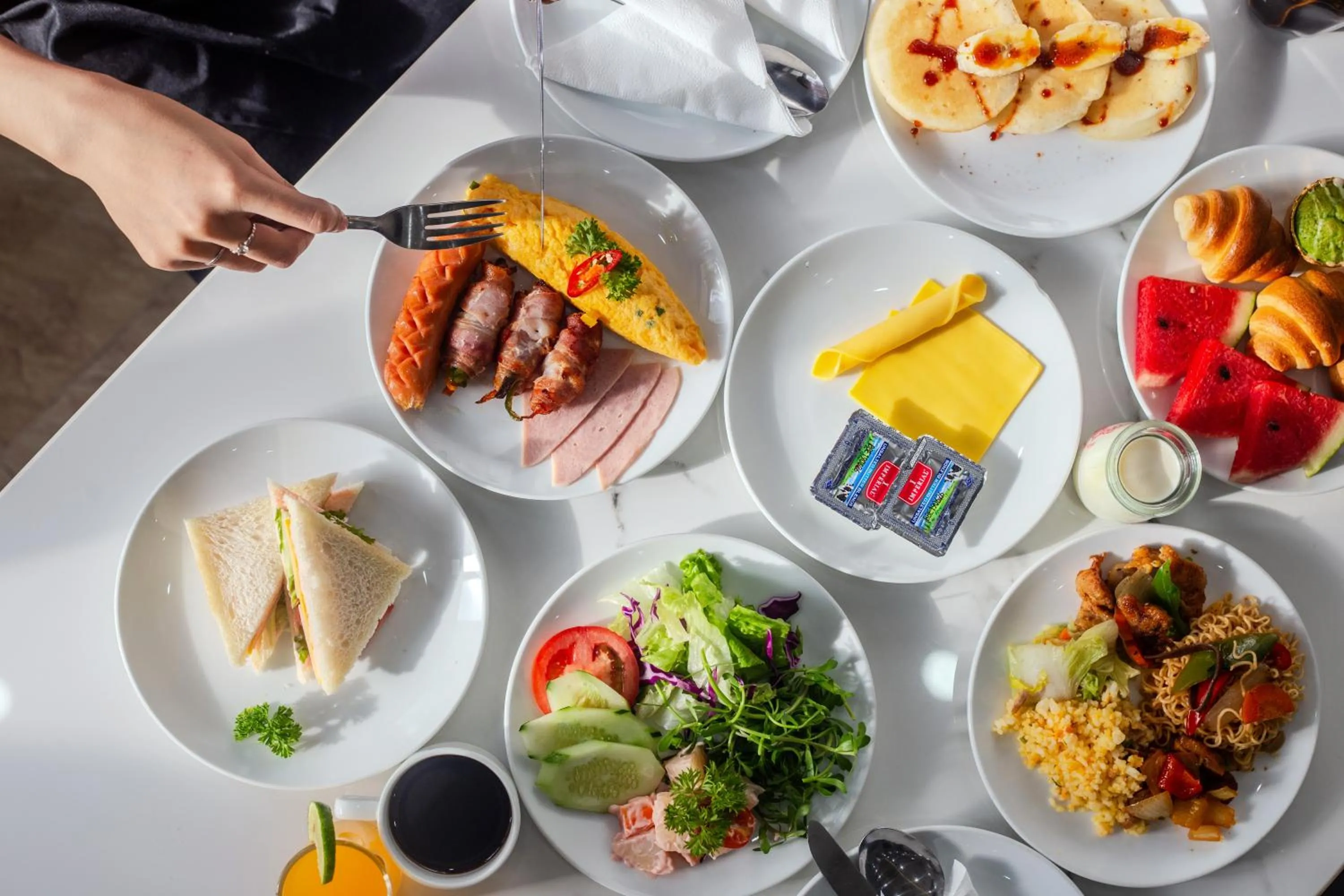 Restaurant/places to eat in Richico Apartments And Hotel