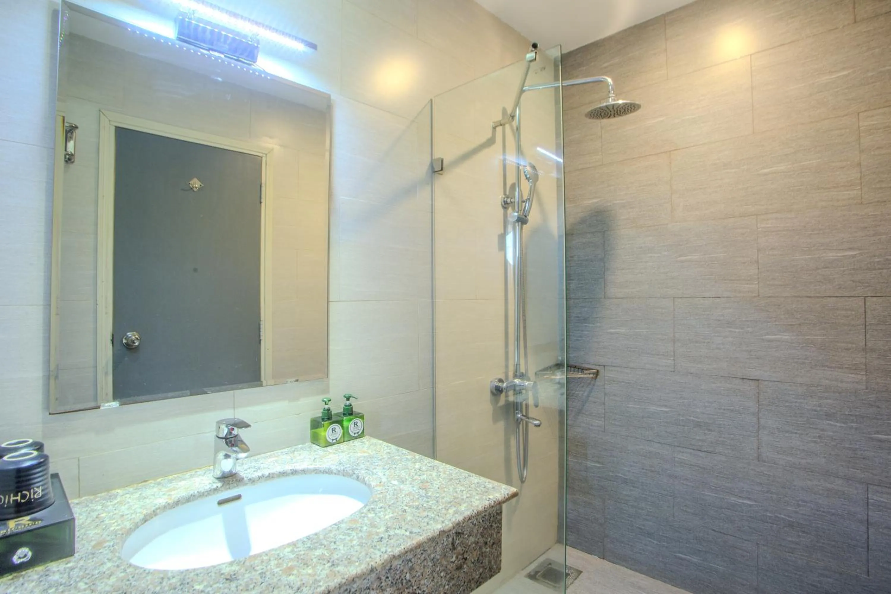 Shower in Richico Apartments And Hotel