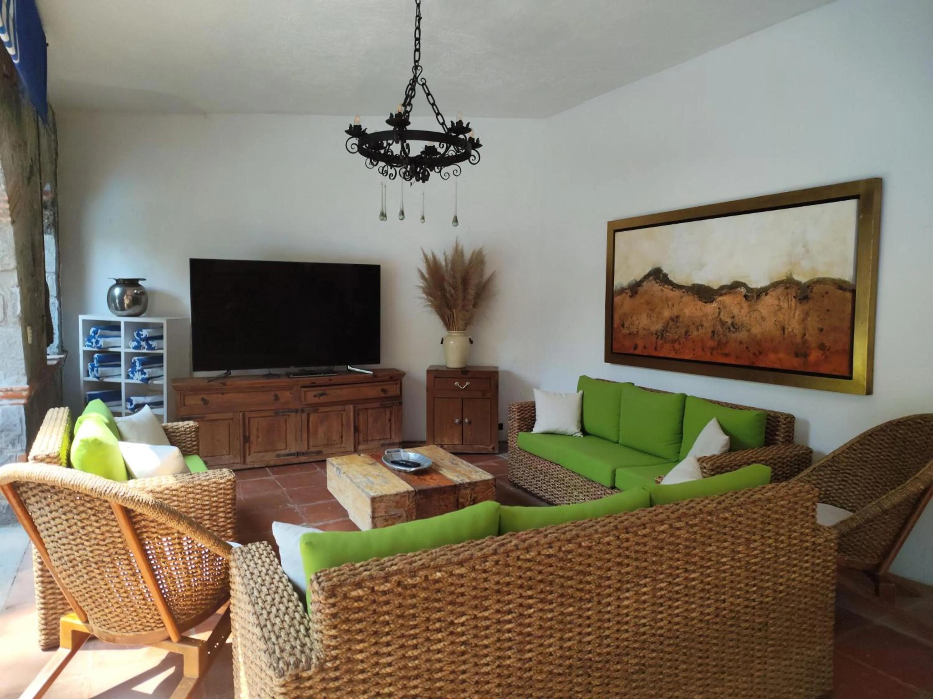 Communal lounge/ TV room in Casa de las Conchas Cuernavaca