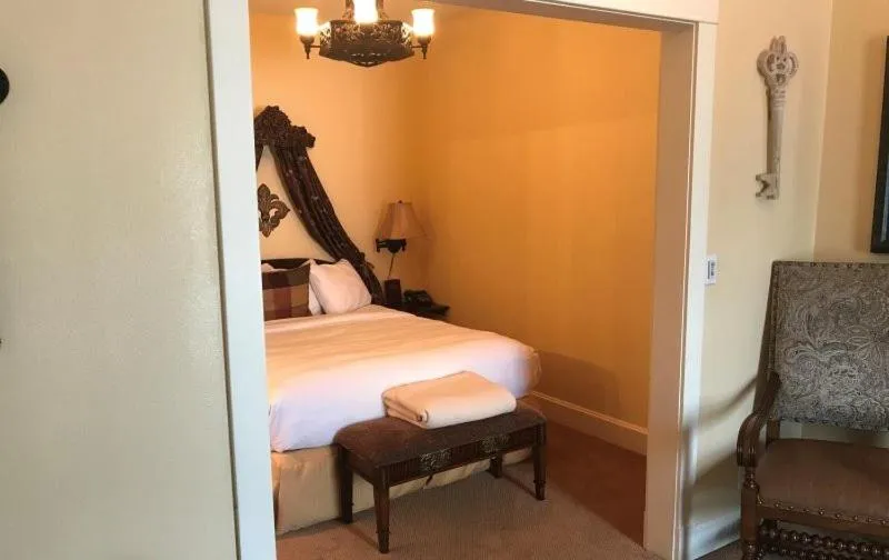 Bed in Ye Olde English Inn