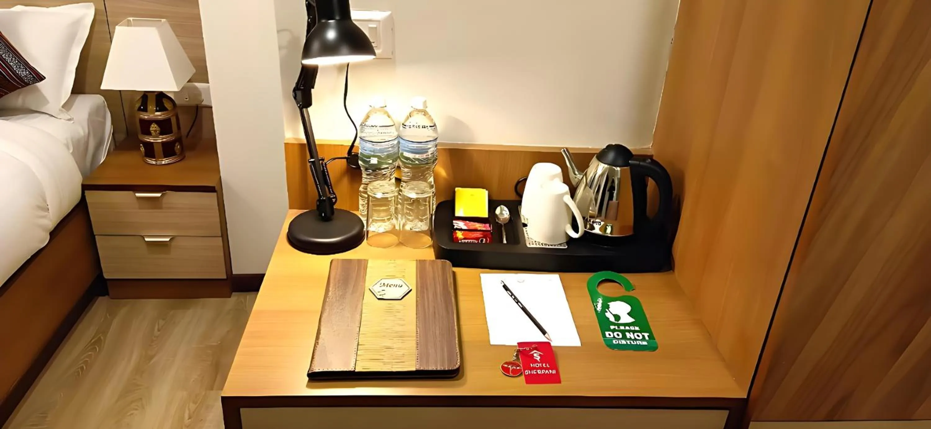 Coffee/tea facilities, Bed in Hotel Sherpani