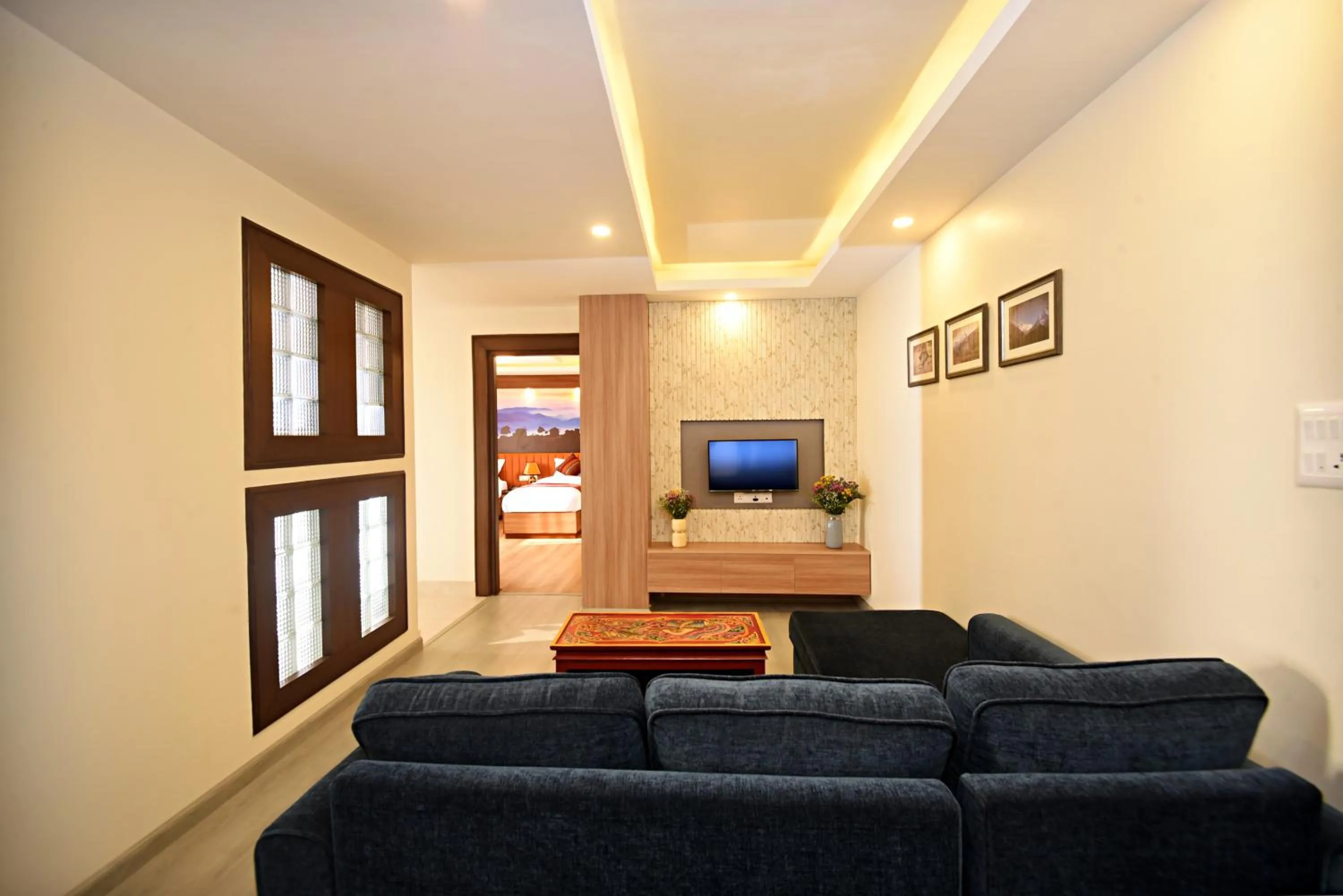 Communal lounge/ TV room in Hotel Sherpani