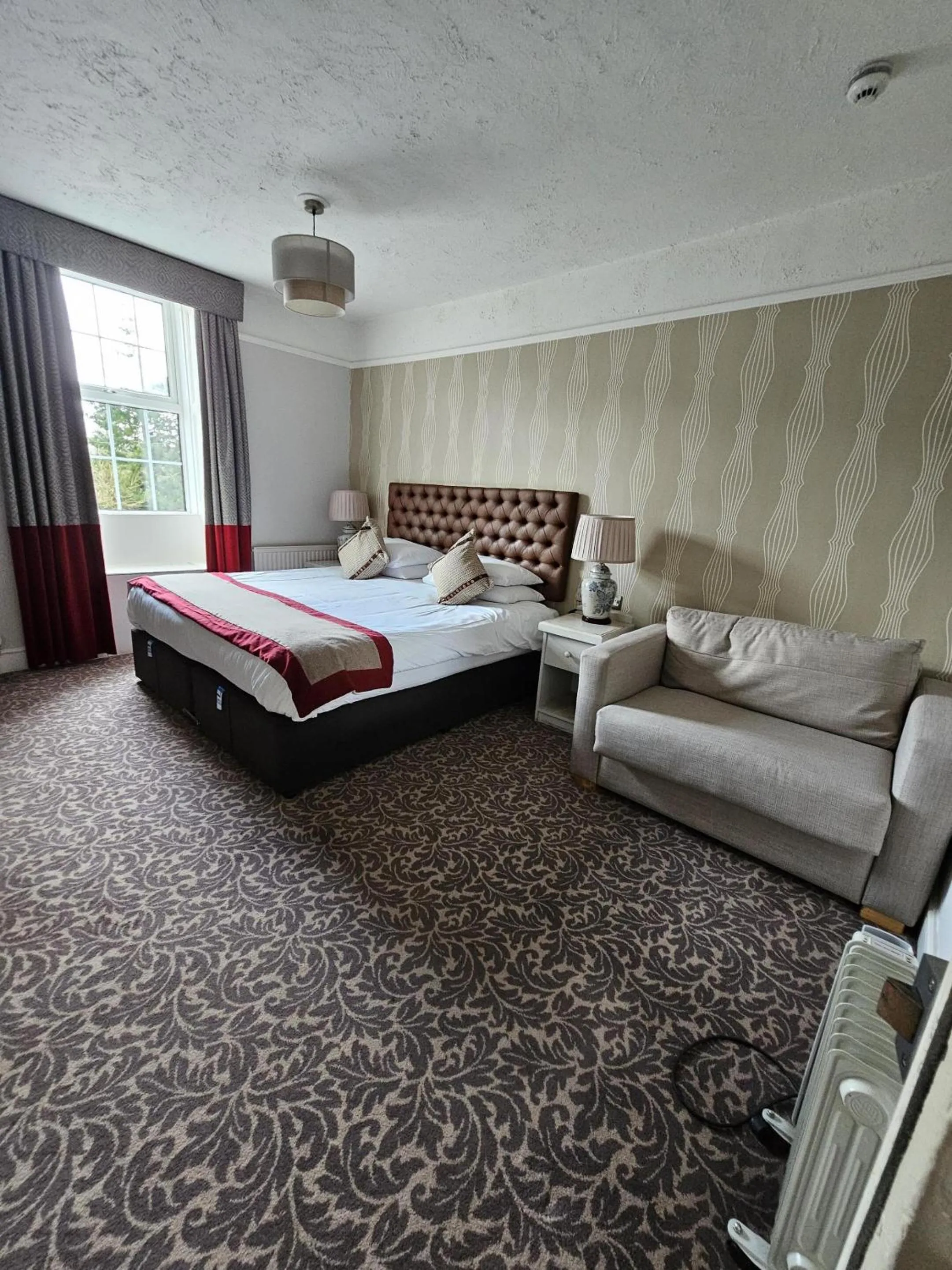 Bedroom, Bed in Cockhaven Arms