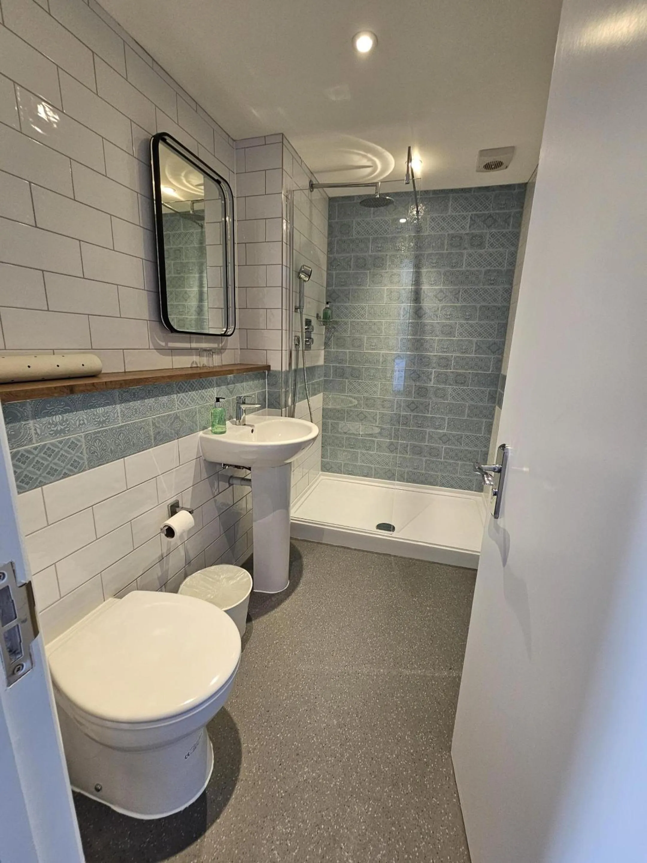 Bathroom in Cockhaven Arms