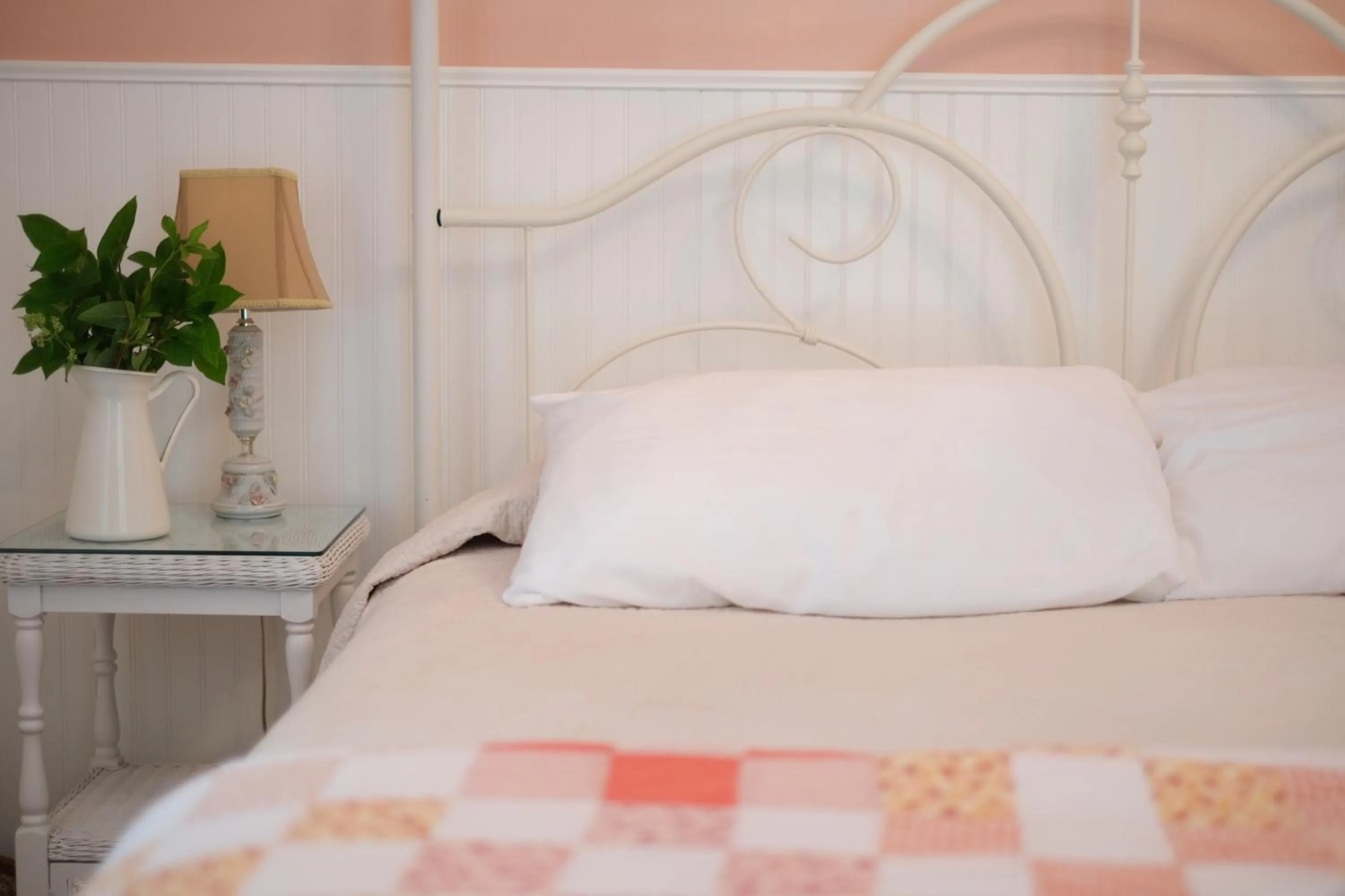 Bedroom, Bed in Terrace Inn and 1911 Restaurant